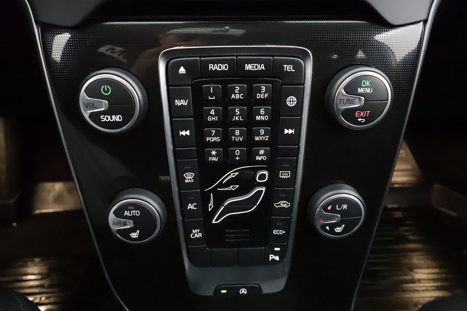 Volvo V40 2017 D2 Business aut * Webasto / P.Kamera / Full-LED / Vakkari / Bluetooth * - Suomi-auto / Merkkihuollot / Kahdet renkaat aluvanteilla - HULLUT AVAJAISHULINAT KORKOTARJOUS 3,29 %