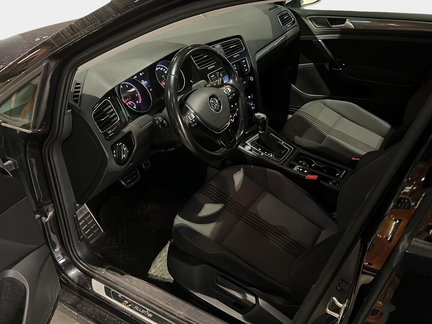 Volkswagen Golf 2017 Variant Allstar 1,2 TSI 81 kW (110 hv) DSG-automaatti * Webasto / Vakkari / Peruutustutkat / Xenon / Kaarrevalot - 2x Renkaat / Juuri tullut Tampereelle!