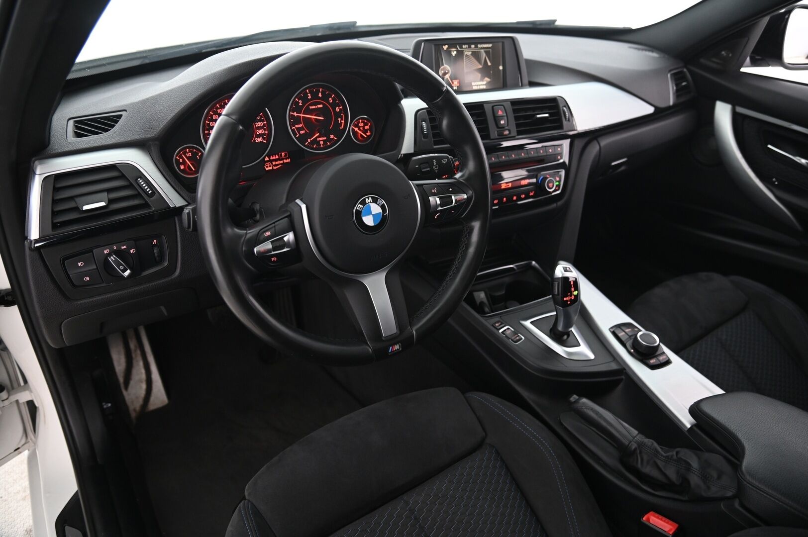 BMW 320 2017 F31 Touring 320i A Business LCI M-Sport Edition - Harman&Kardon | Panorama | Alcantara | Taittuva Koukku | B48 | Sportti penkit | Shadow Line