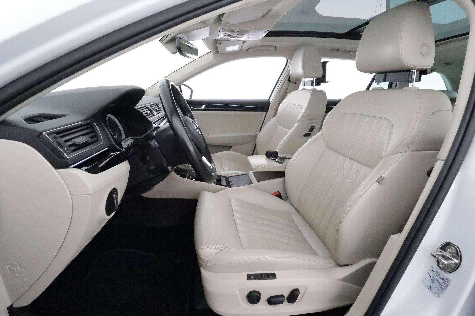 Skoda Superb 2017 Combi 2,0 TSI 280 4x4 L&K DSG *ACC / Webasto / Panorama / Muistipenkki / Ilmastoidut nahat / Navi / P.tutkat / Canton* - Suomi-auto / Kahdet renkaat aluvanteilla