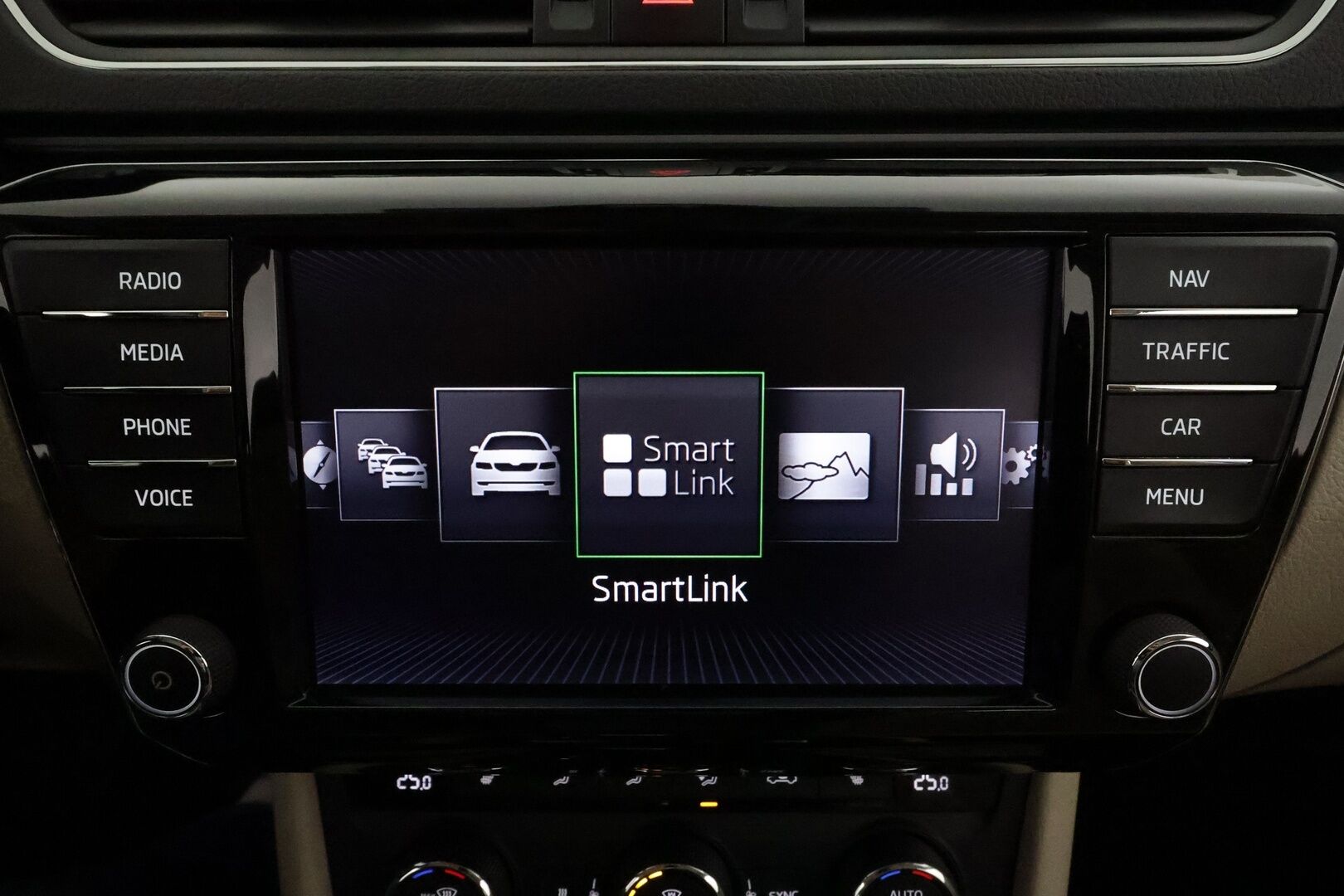 Skoda Superb 2017 Combi 2,0 TSI 280 4x4 L&K DSG *ACC / Webasto / Panorama / Muistipenkki / Ilmastoidut nahat / Navi / P.tutkat / Canton* - Suomi-auto / Kahdet renkaat aluvanteilla