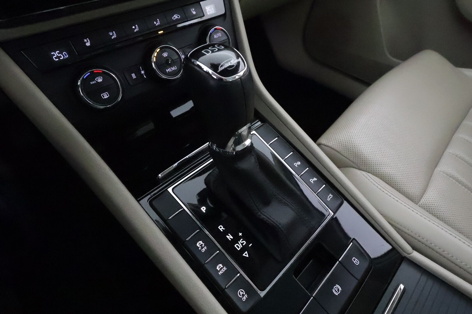 Skoda Superb 2017 Combi 2,0 TSI 280 4x4 L&K DSG *ACC / Webasto / Panorama / Muistipenkki / Ilmastoidut nahat / Navi / P.tutkat / Canton* - Suomi-auto / Kahdet renkaat aluvanteilla