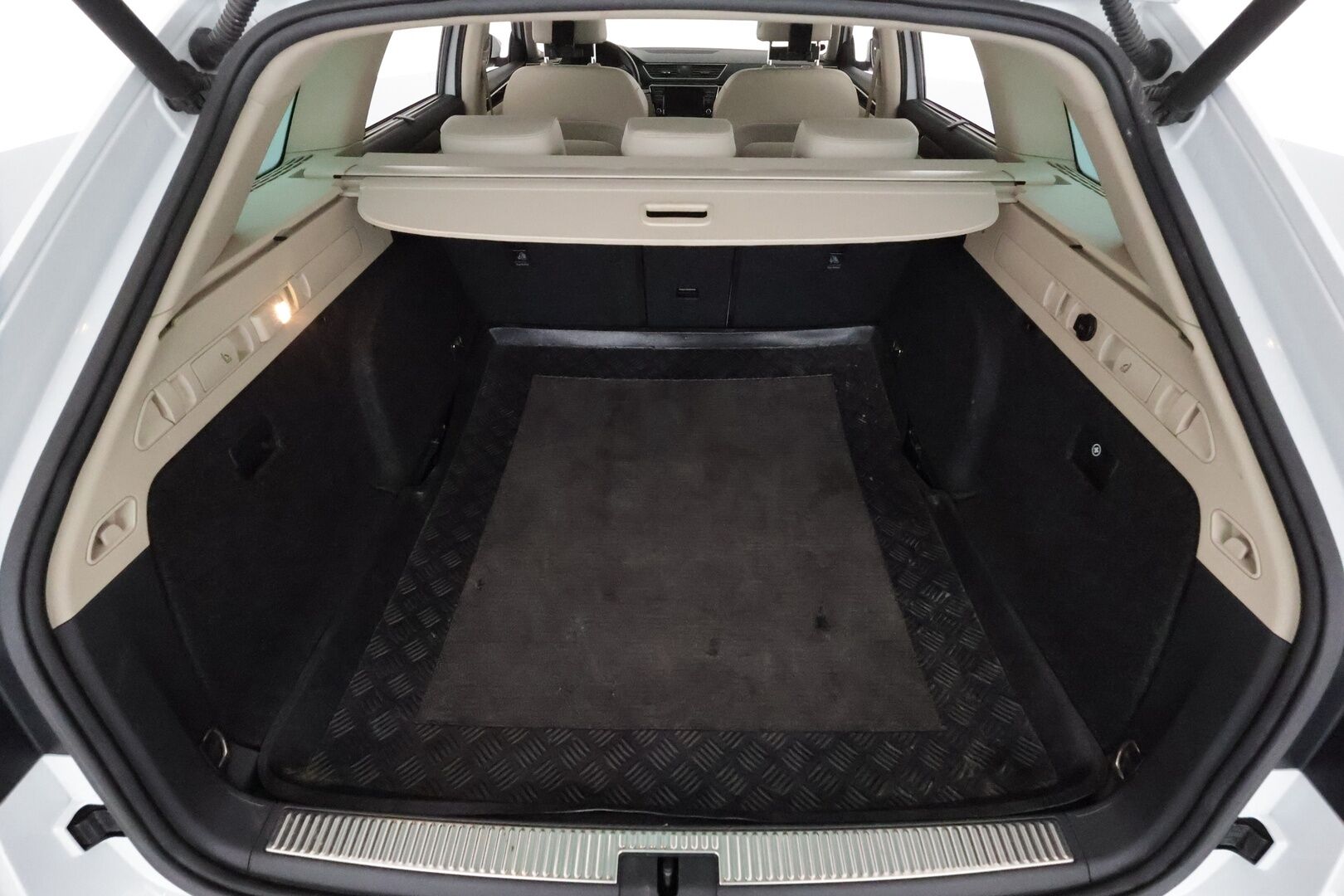 Skoda Superb 2017 Combi 2,0 TSI 280 4x4 L&K DSG *ACC / Webasto / Panorama / Muistipenkki / Ilmastoidut nahat / Navi / P.tutkat / Canton* - Suomi-auto / Kahdet renkaat aluvanteilla