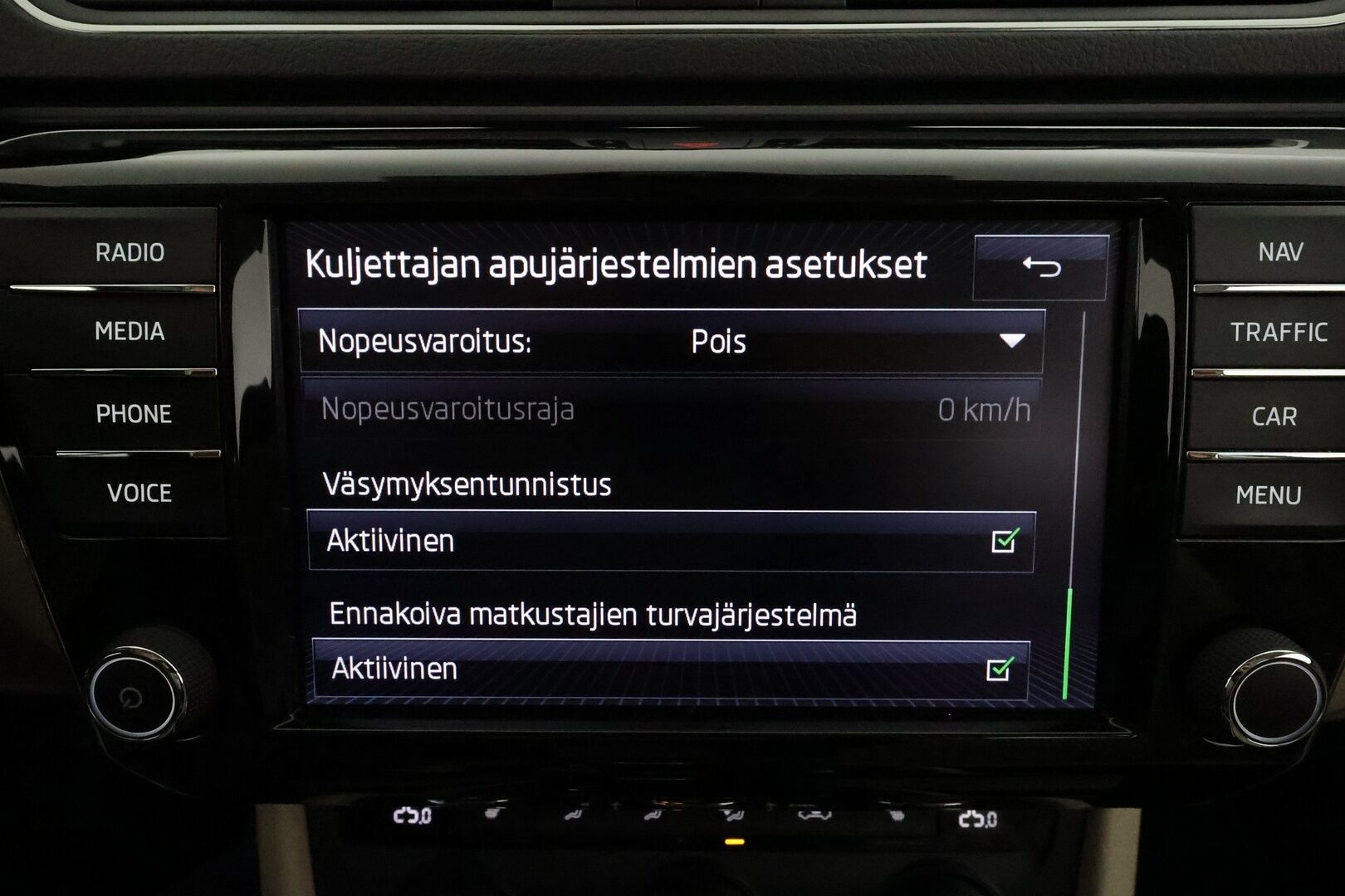 Skoda Superb 2017 Combi 2,0 TSI 280 4x4 L&K DSG *ACC / Webasto / Panorama / Muistipenkki / Ilmastoidut nahat / Navi / P.tutkat / Canton* - Suomi-auto / Kahdet renkaat aluvanteilla