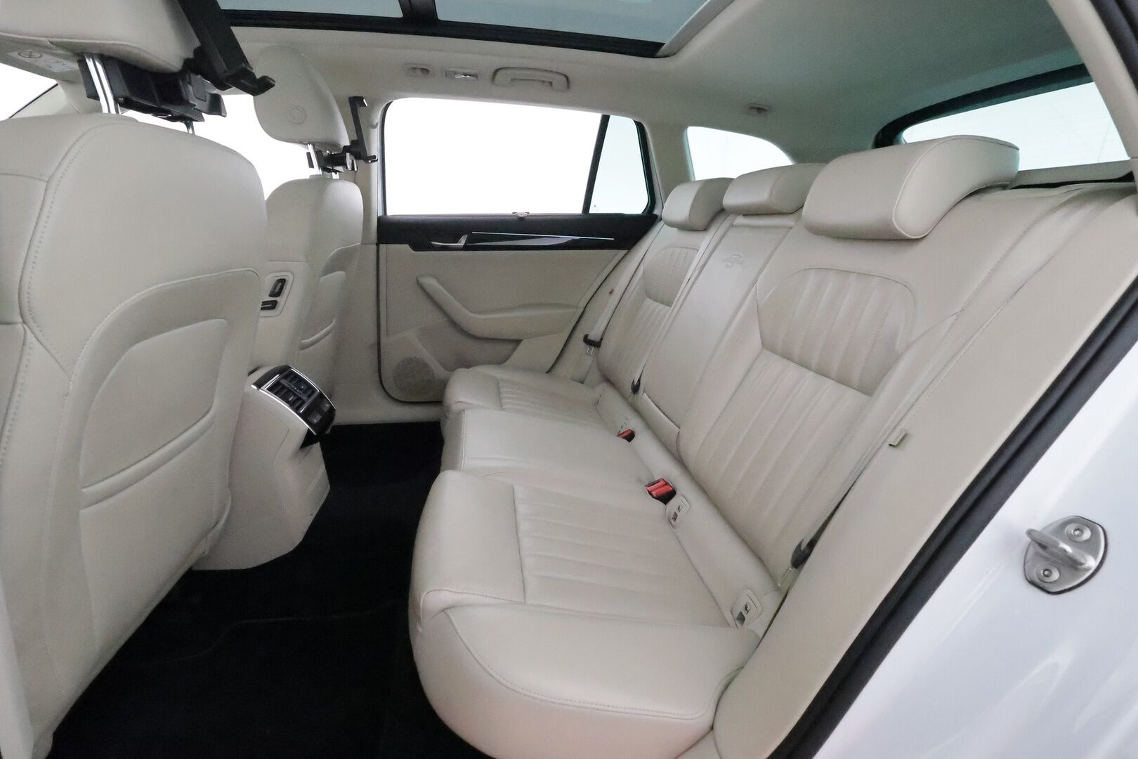 Skoda Superb 2017 Combi 2,0 TSI 280 4x4 L&K DSG *ACC / Webasto / Panorama / Muistipenkki / Ilmastoidut nahat / Navi / P.tutkat / Canton* - Suomi-auto / Kahdet renkaat aluvanteilla