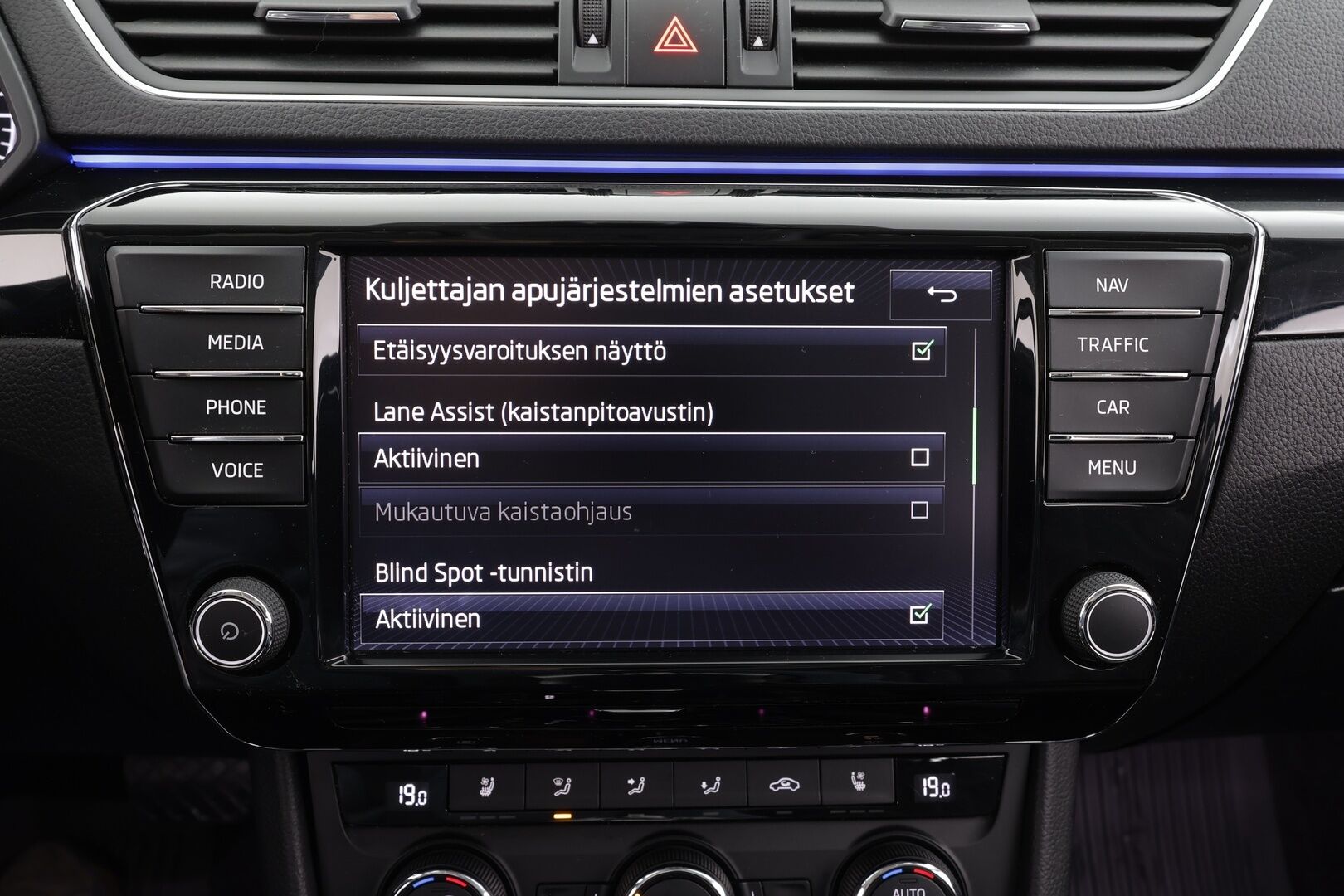 Skoda Superb 2017 Combi 2,0 TDI 190 L&K DSG * Webasto / Koukku / ACC / Panorama / Xenon / P.Kamera / Ilmastoitu Muistipenkki / Navi * - Canton / Kaistavahti / Suomi-auto / Kahdet renkaat - HULLU BLACKWEEK KORKOTARJOUS 2,49%