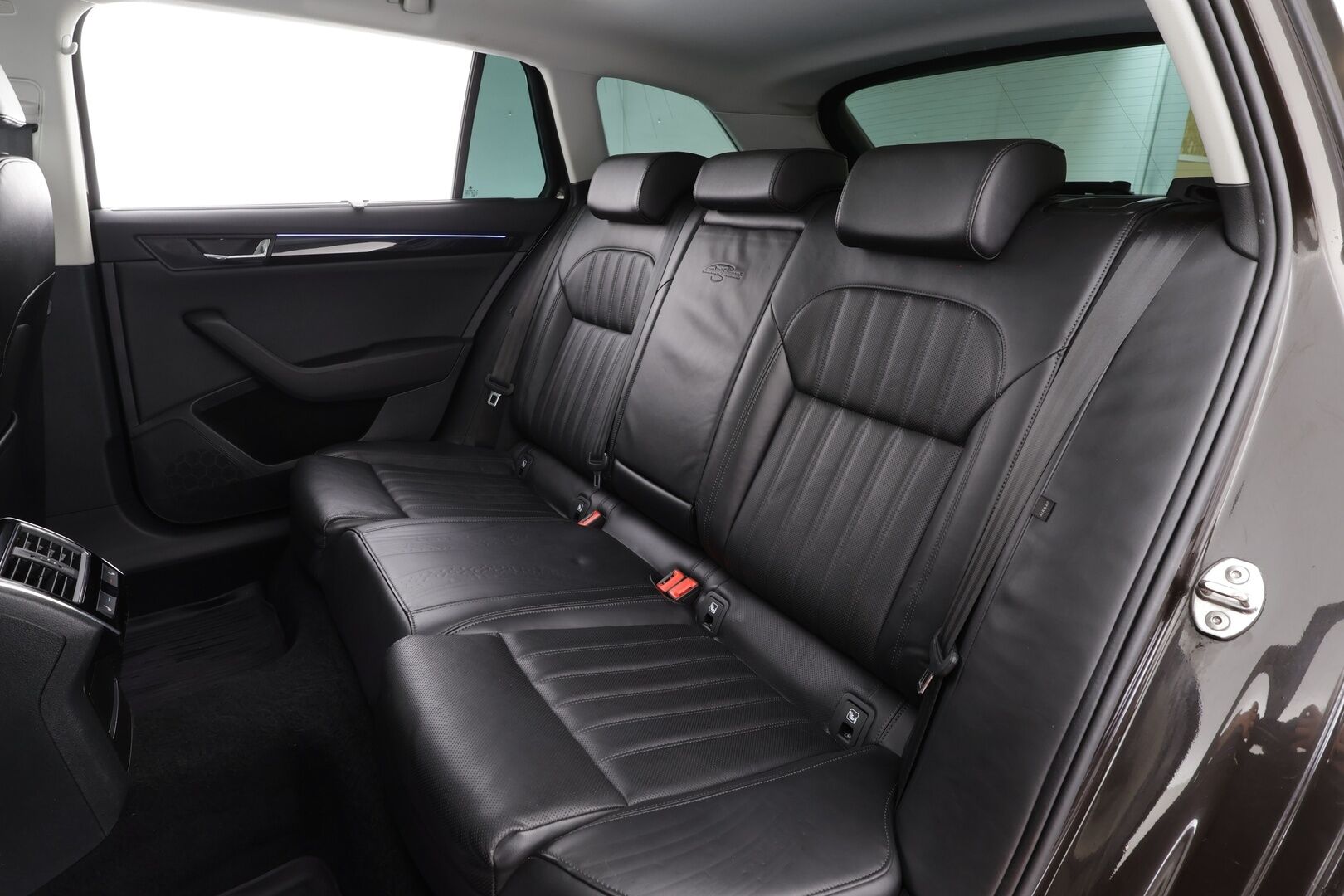 Skoda Superb 2017 Combi 2,0 TDI 190 L&K DSG * Webasto / Koukku / ACC / Panorama / Xenon / P.Kamera / Ilmastoitu Muistipenkki / Navi * - Canton / Kaistavahti / Suomi-auto / Kahdet renkaat - HULLU BLACKWEEK KORKOTARJOUS 2,49%