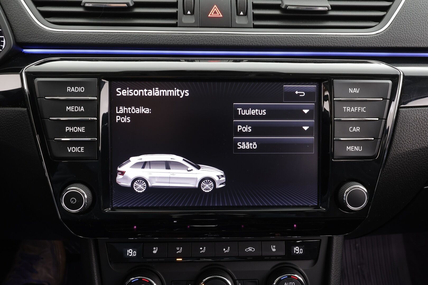 Skoda Superb 2017 Combi 2,0 TDI 190 L&K DSG * Webasto / Koukku / ACC / Panorama / Xenon / P.Kamera / Ilmastoitu Muistipenkki / Navi * - Canton / Kaistavahti / Suomi-auto / Kahdet renkaat - HULLU BLACKWEEK KORKOTARJOUS 2,49%