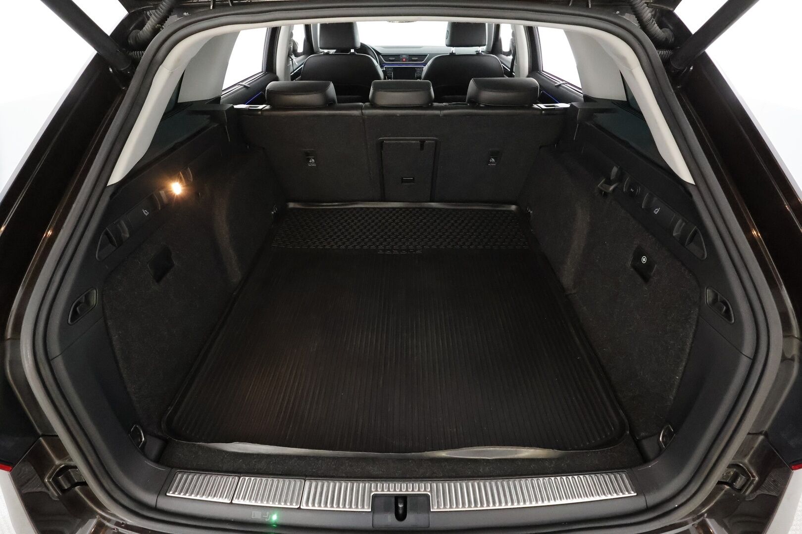 Skoda Superb 2017 Combi 2,0 TDI 190 L&K DSG * Webasto / Koukku / ACC / Panorama / Xenon / P.Kamera / Ilmastoitu Muistipenkki / Navi * - Canton / Kaistavahti / Suomi-auto / Kahdet renkaat - HULLU BLACKWEEK KORKOTARJOUS 2,49%