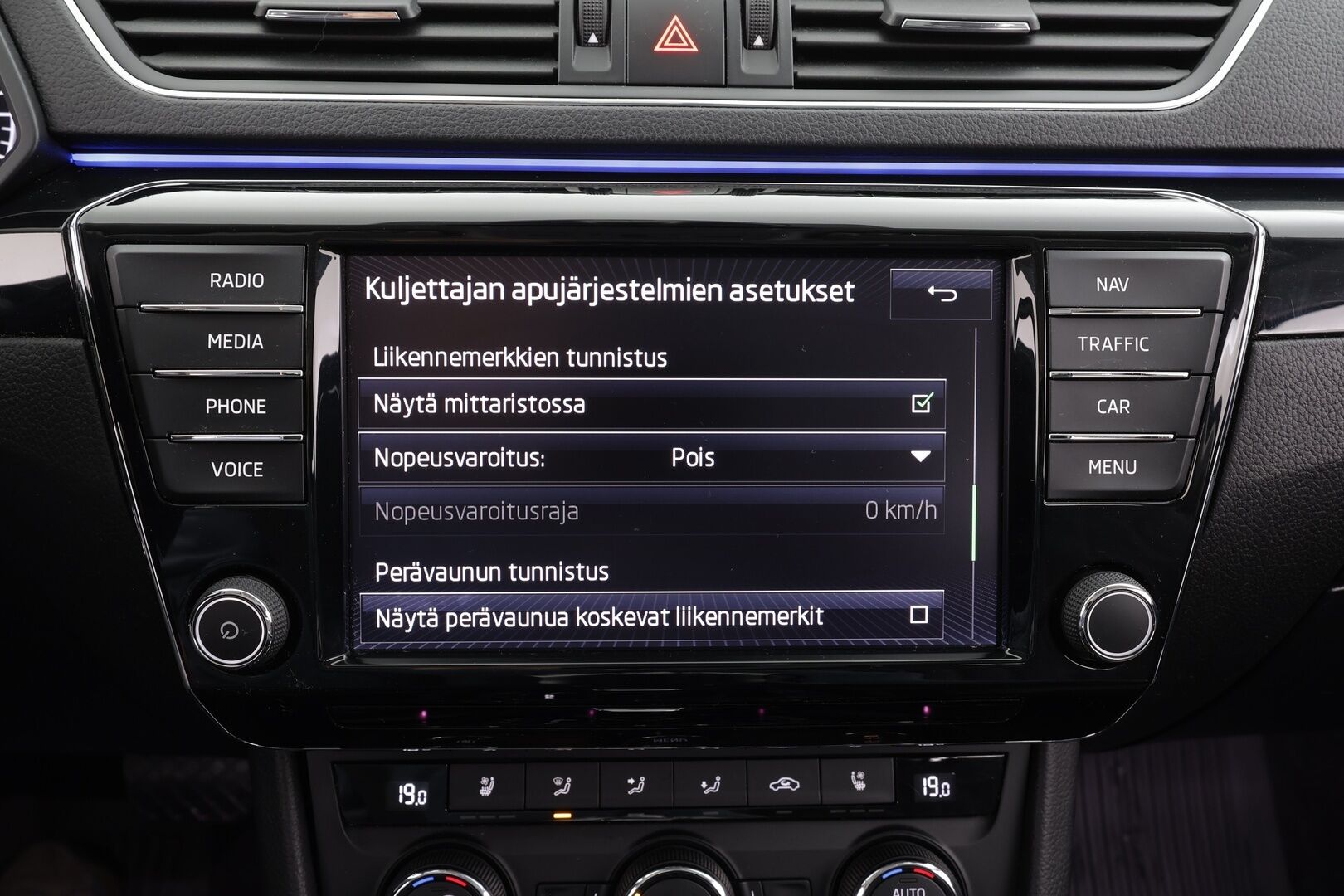 Skoda Superb 2017 Combi 2,0 TDI 190 L&K DSG * Webasto / Koukku / ACC / Panorama / Xenon / P.Kamera / Ilmastoitu Muistipenkki / Navi * - Canton / Kaistavahti / Suomi-auto / Kahdet renkaat - HULLU BLACKWEEK KORKOTARJOUS 2,49%