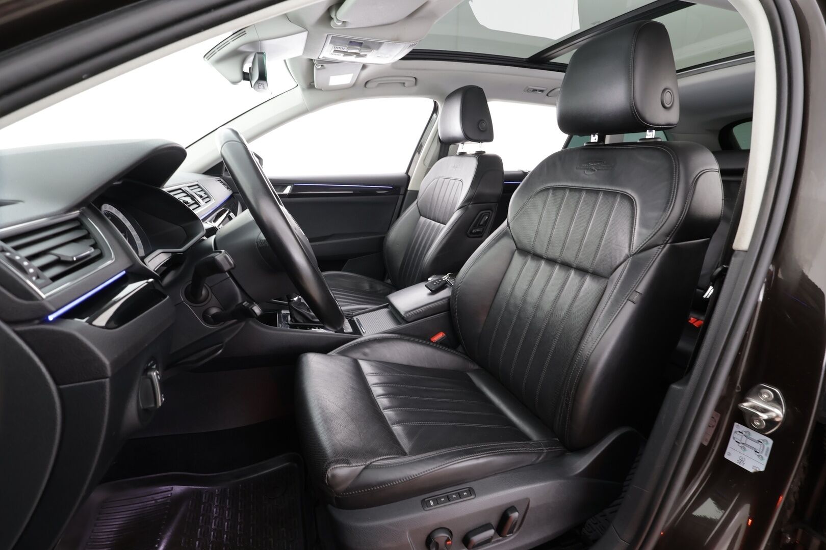 Skoda Superb 2017 Combi 2,0 TDI 190 L&K DSG * Webasto / Koukku / ACC / Panorama / Xenon / P.Kamera / Ilmastoitu Muistipenkki / Navi * - Canton / Kaistavahti / Suomi-auto / Kahdet renkaat - HULLU BLACKWEEK KORKOTARJOUS 2,49%