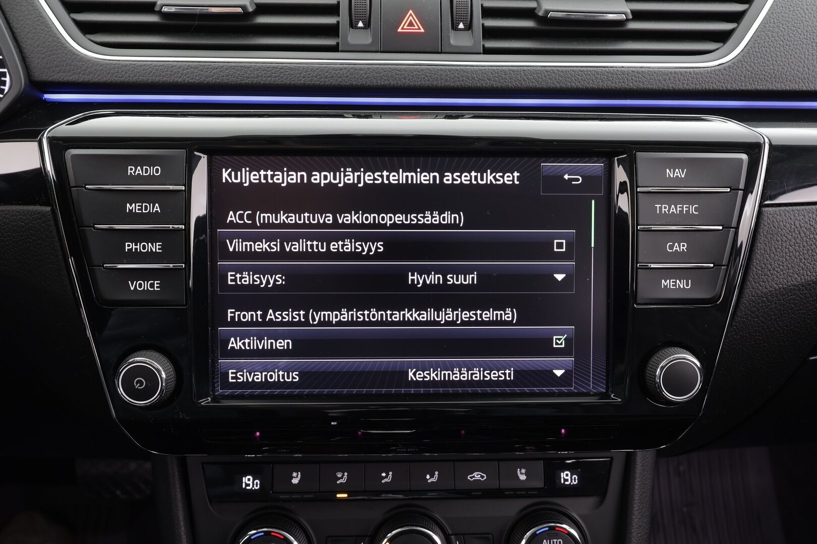 Skoda Superb 2017 Combi 2,0 TDI 190 L&K DSG * Webasto / Koukku / ACC / Panorama / Xenon / P.Kamera / Ilmastoitu Muistipenkki / Navi * - Canton / Kaistavahti / Suomi-auto / Kahdet renkaat - HULLU BLACKWEEK KORKOTARJOUS 2,49%