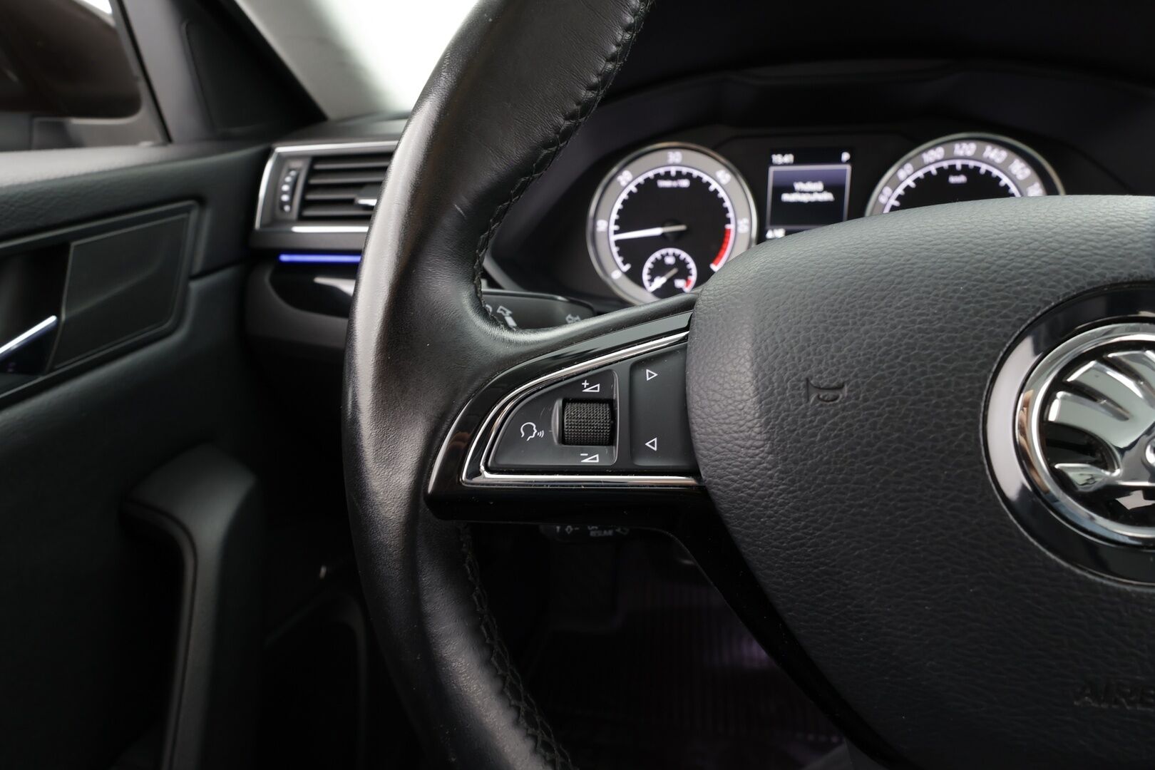 Skoda Superb 2017 Combi 2,0 TDI 190 L&K DSG * Webasto / Koukku / ACC / Panorama / Xenon / P.Kamera / Ilmastoitu Muistipenkki / Navi * - Canton / Kaistavahti / Suomi-auto / Kahdet renkaat - HULLU BLACKWEEK KORKOTARJOUS 2,49%