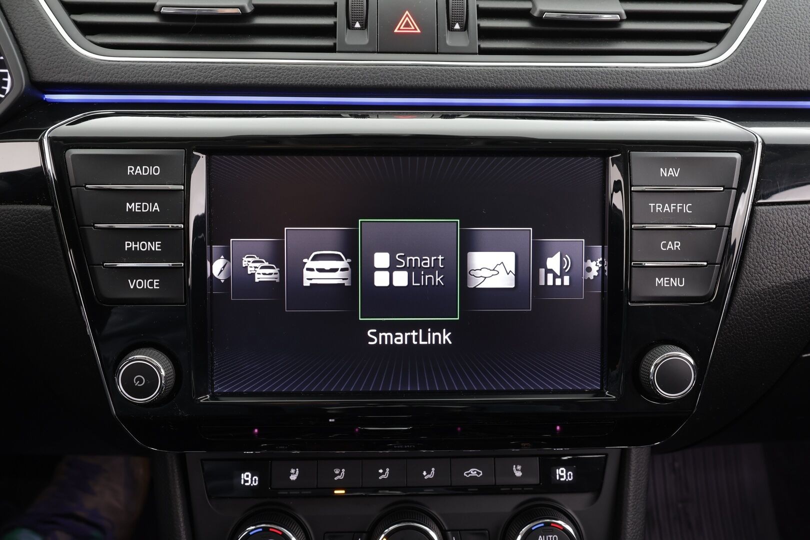 Skoda Superb 2017 Combi 2,0 TDI 190 L&K DSG * Webasto / Koukku / ACC / Panorama / Xenon / P.Kamera / Ilmastoitu Muistipenkki / Navi * - Canton / Kaistavahti / Suomi-auto / Kahdet renkaat - HULLU BLACKWEEK KORKOTARJOUS 2,49%