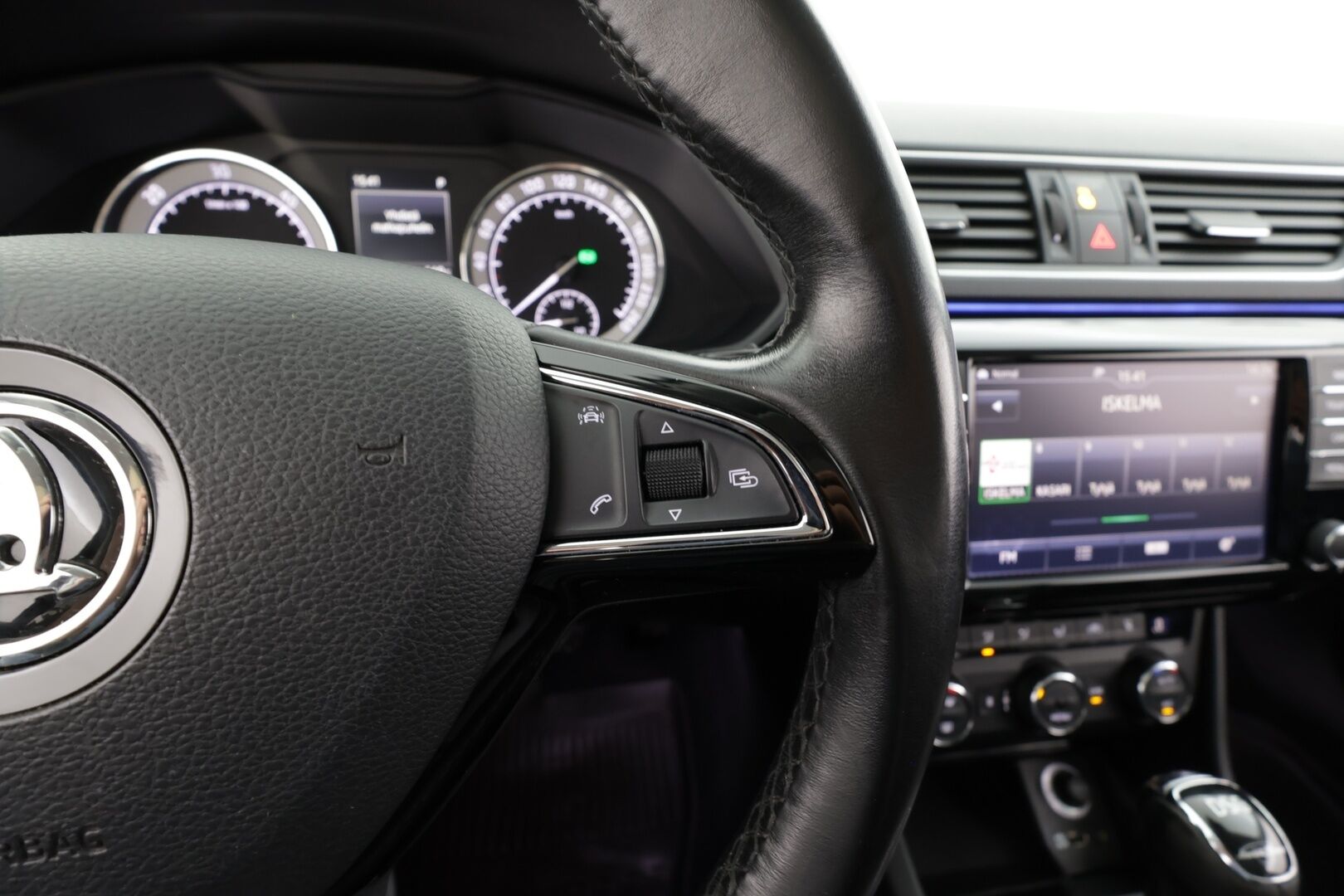 Skoda Superb 2017 Combi 2,0 TDI 190 L&K DSG * Webasto / Koukku / ACC / Panorama / Xenon / P.Kamera / Ilmastoitu Muistipenkki / Navi * - Canton / Kaistavahti / Suomi-auto / Kahdet renkaat - HULLU BLACKWEEK KORKOTARJOUS 2,49%