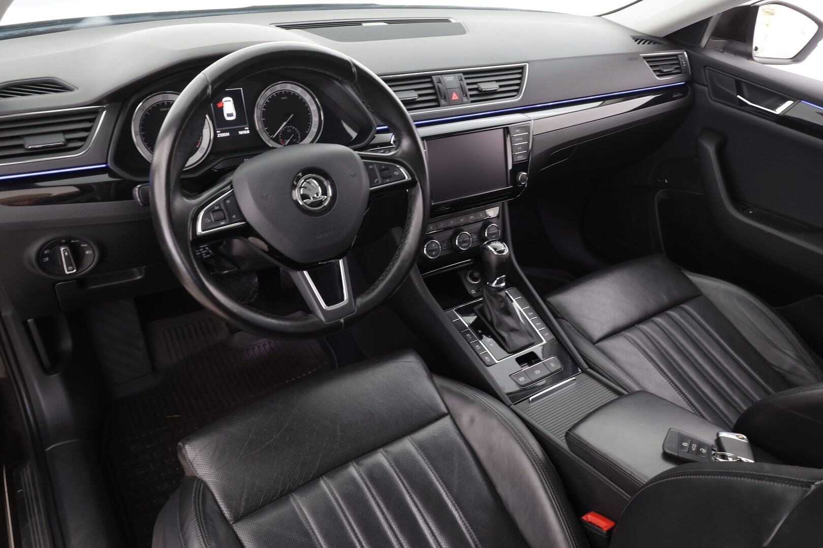 Skoda Superb 2017 Combi 2,0 TDI 190 L&K DSG * Webasto / Koukku / ACC / Panorama / Xenon / P.Kamera / Ilmastoitu Muistipenkki / Navi * - Canton / Kaistavahti / Suomi-auto / Kahdet renkaat - HULLU BLACKWEEK KORKOTARJOUS 2,49%