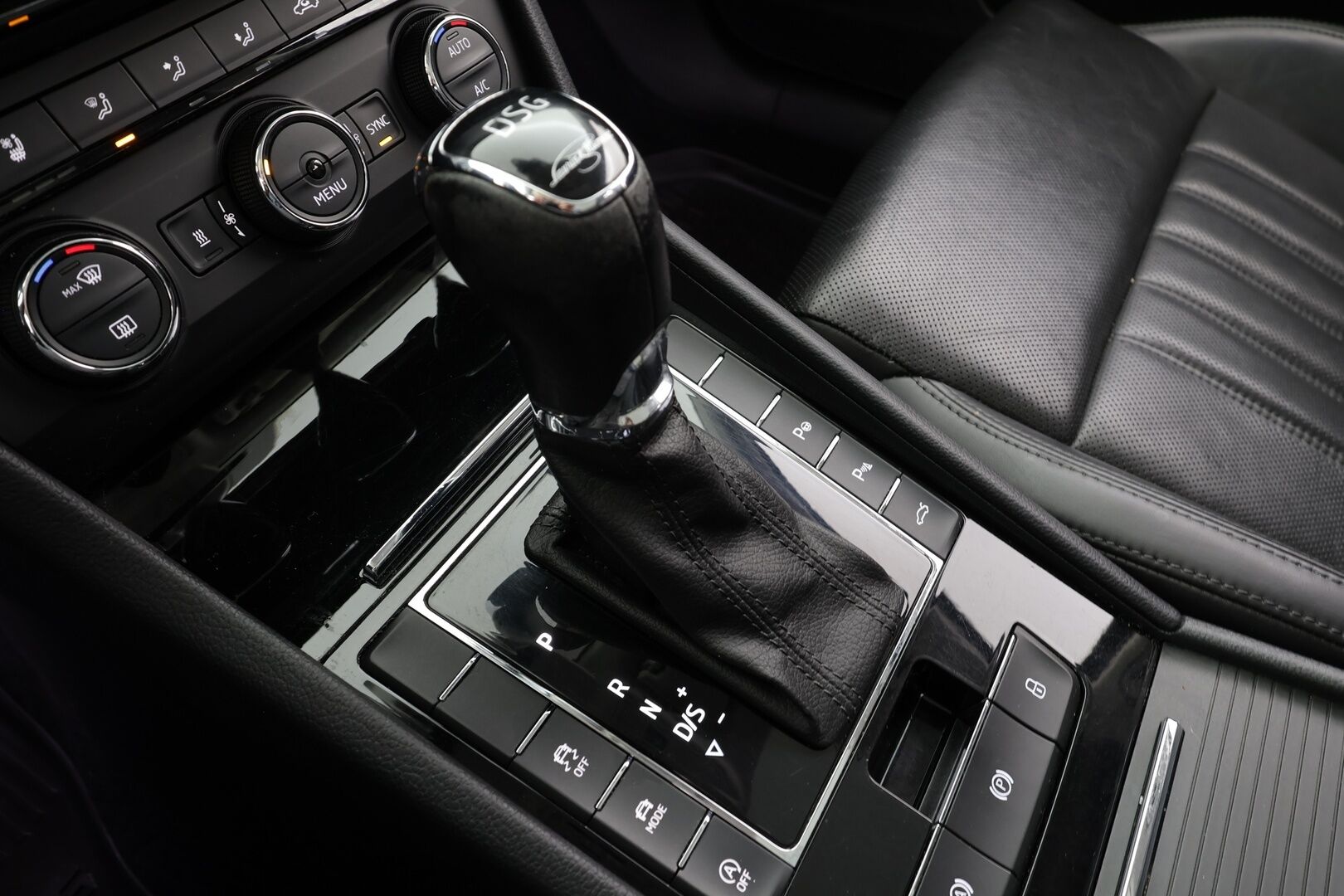 Skoda Superb 2017 Combi 2,0 TDI 190 L&K DSG * Webasto / Koukku / ACC / Panorama / Xenon / P.Kamera / Ilmastoitu Muistipenkki / Navi * - Canton / Kaistavahti / Suomi-auto / Kahdet renkaat - HULLU BLACKWEEK KORKOTARJOUS 2,49%