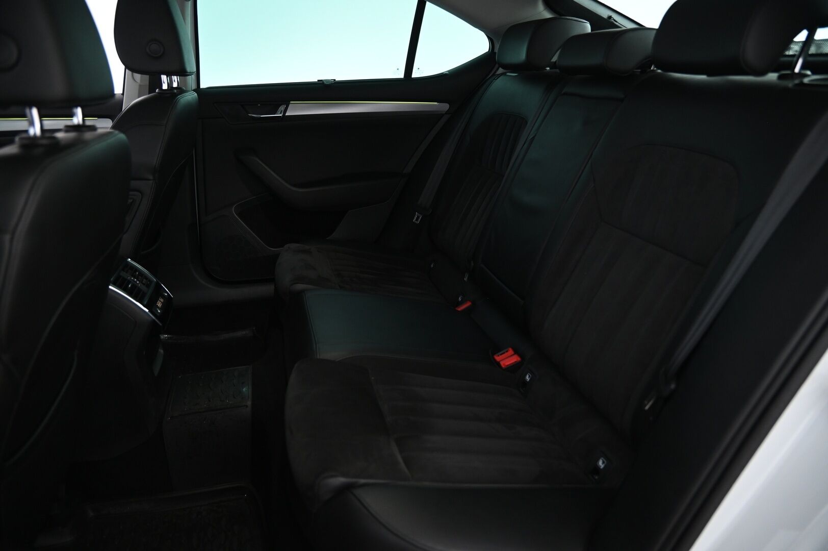 Skoda Superb 2017 1,8 TSI Elegance DSG Autom *Webasto / Lämmitettävä lasi / Kattolukku / ACC / Muistipenkki* - Juuri huollettu! / Canton äänentoisto & Navi / 2xrenkaat alumiinivantein!*