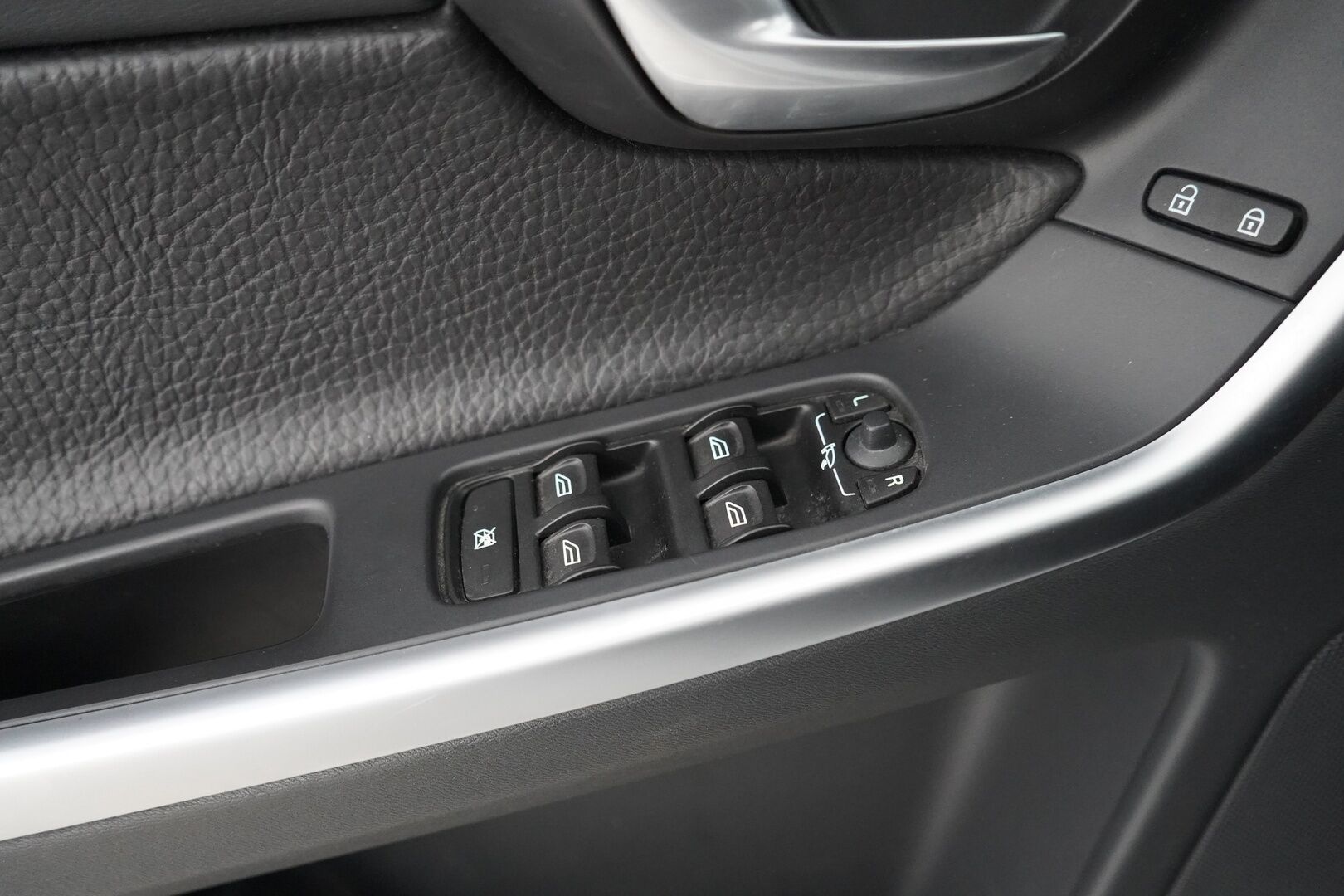 Volvo XC60 2009 MYYDÄÄN HUUTOKAUPAT.COM - Myydään huutokaupat.com
