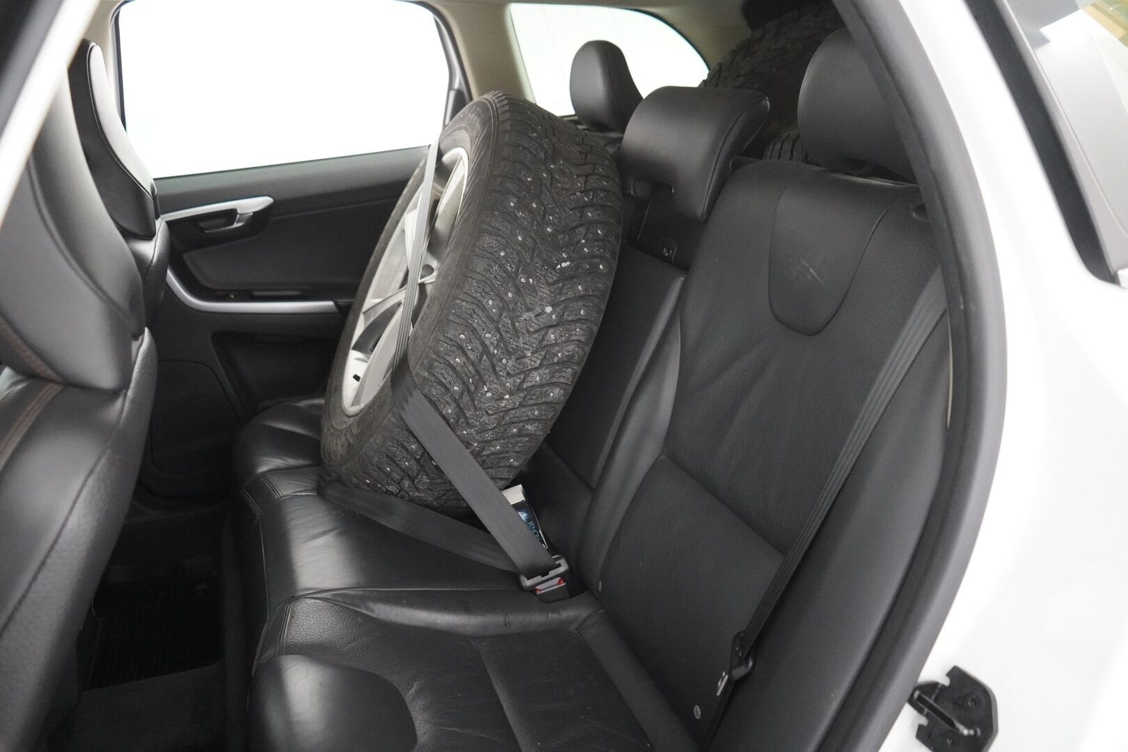 Volvo XC60 2009 MYYDÄÄN HUUTOKAUPAT.COM - Myydään huutokaupat.com
