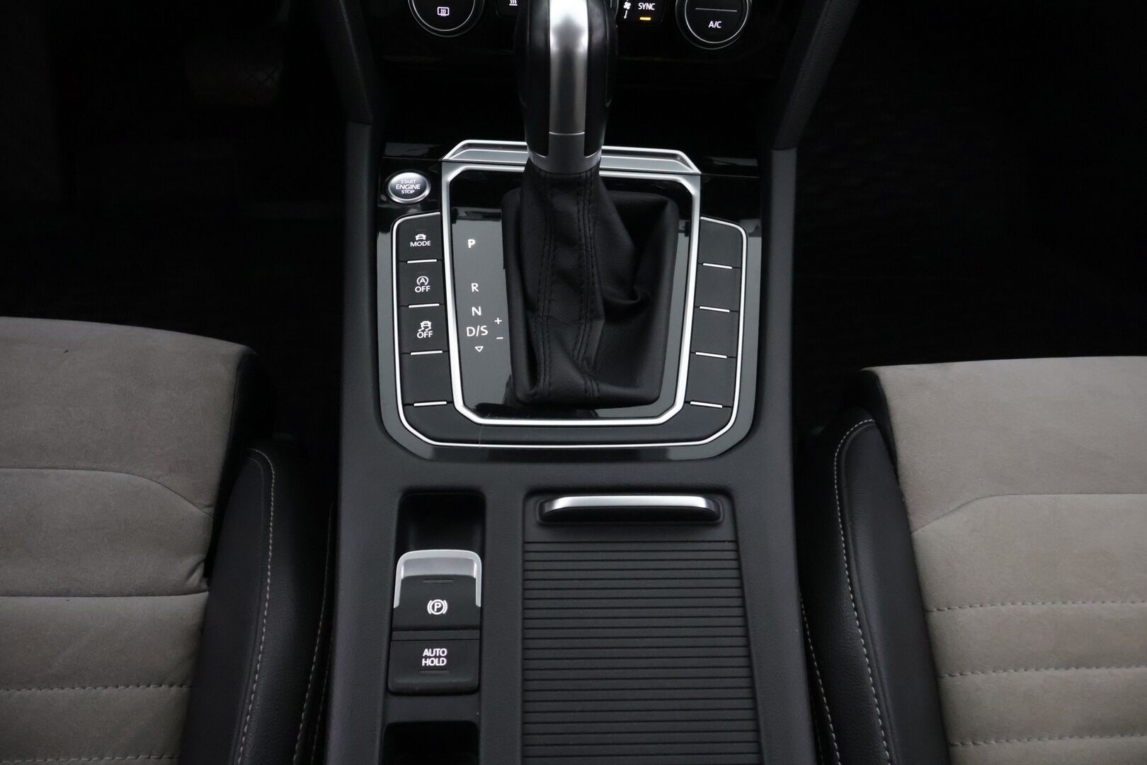 Volkswagen Passat 2017 Sedan Highline 1,8 TSI 132 kW (180 hv) DSG-automaatti ** Webasto / ErgoComfort / ACC / APP-Connect / Blis - ** Juuri katsastettu / Kahdet renkaat ** - HULLUT BLACKWEEK JATKOT - KORKOTARJOUS 2,49%