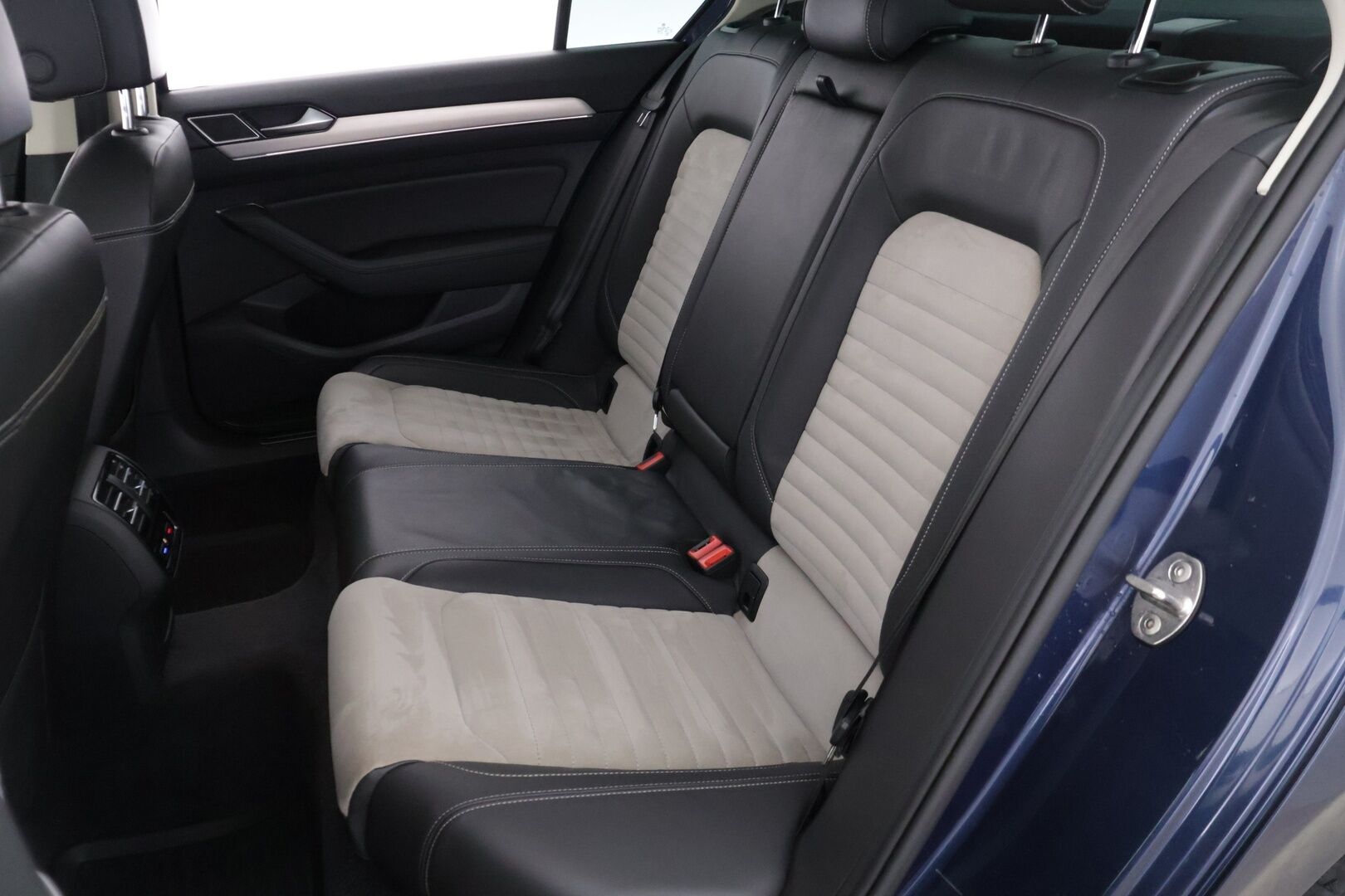 Volkswagen Passat 2017 Sedan Highline 1,8 TSI 132 kW (180 hv) DSG-automaatti ** Webasto / ErgoComfort / ACC / APP-Connect / Blis - ** Juuri katsastettu / Kahdet renkaat **