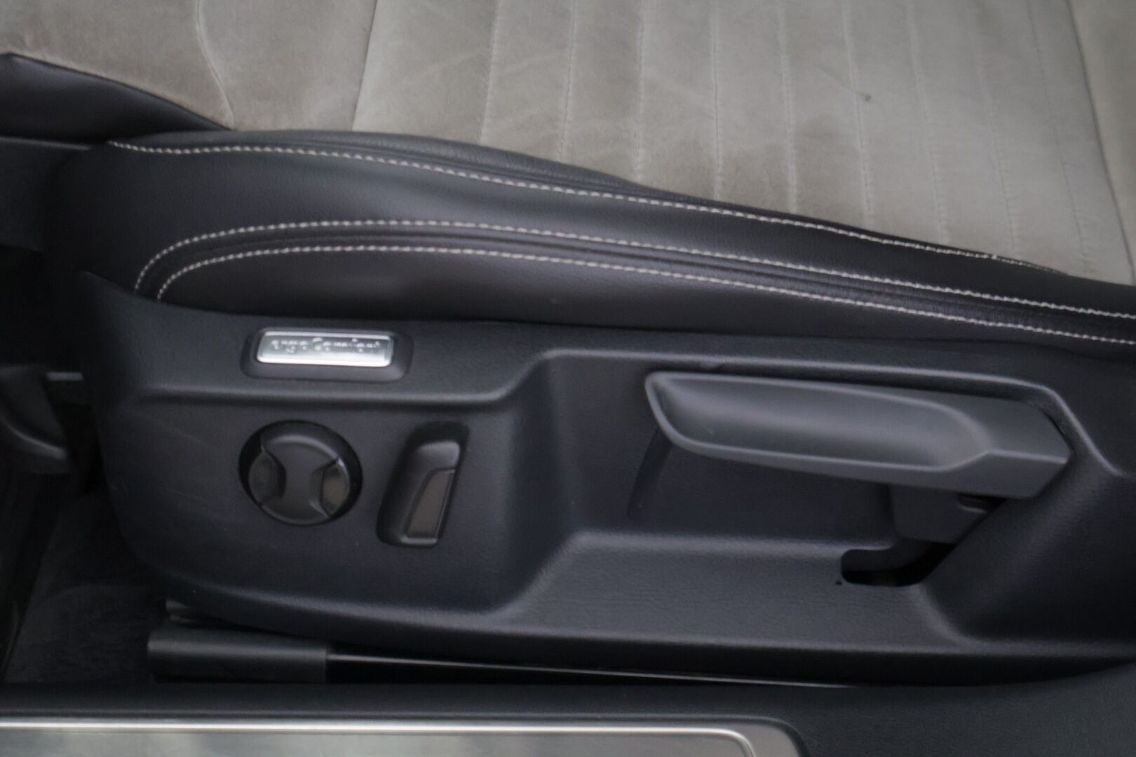 Volkswagen Passat 2017 Sedan Highline 1,8 TSI 132 kW (180 hv) DSG-automaatti ** Webasto / ErgoComfort / ACC / APP-Connect / Blis - ** Juuri katsastettu / Kahdet renkaat **