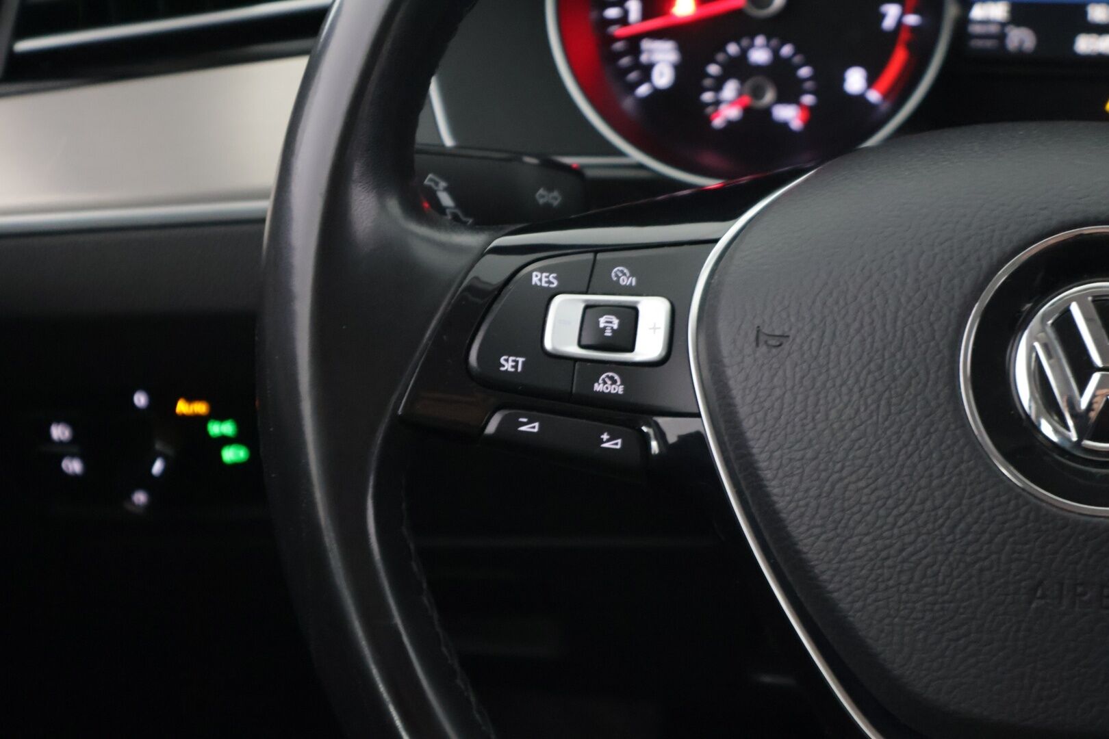 Volkswagen Passat 2017 Sedan Highline 1,8 TSI 132 kW (180 hv) DSG-automaatti ** Webasto / ErgoComfort / ACC / APP-Connect / Blis - ** Juuri katsastettu / Kahdet renkaat **
