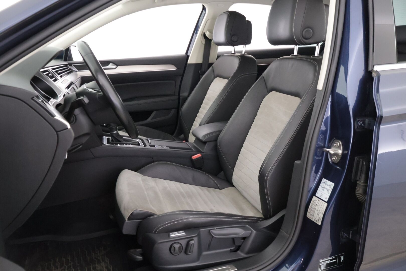 Volkswagen Passat 2017 Sedan Highline 1,8 TSI 132 kW (180 hv) DSG-automaatti ** Webasto / ErgoComfort / ACC / APP-Connect / Blis - ** Juuri katsastettu / Kahdet renkaat **