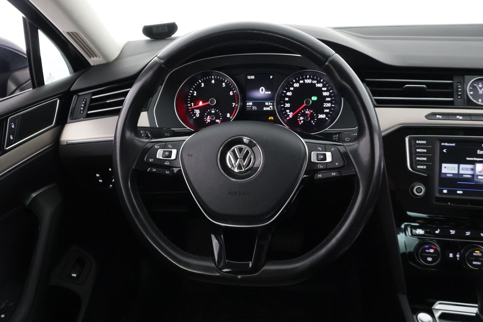 Volkswagen Passat 2017 Sedan Highline 1,8 TSI 132 kW (180 hv) DSG-automaatti ** Webasto / ErgoComfort / ACC / APP-Connect / Blis - ** Juuri katsastettu / Kahdet renkaat ** - HULLUT BLACKWEEK JATKOT - KORKOTARJOUS 2,49%