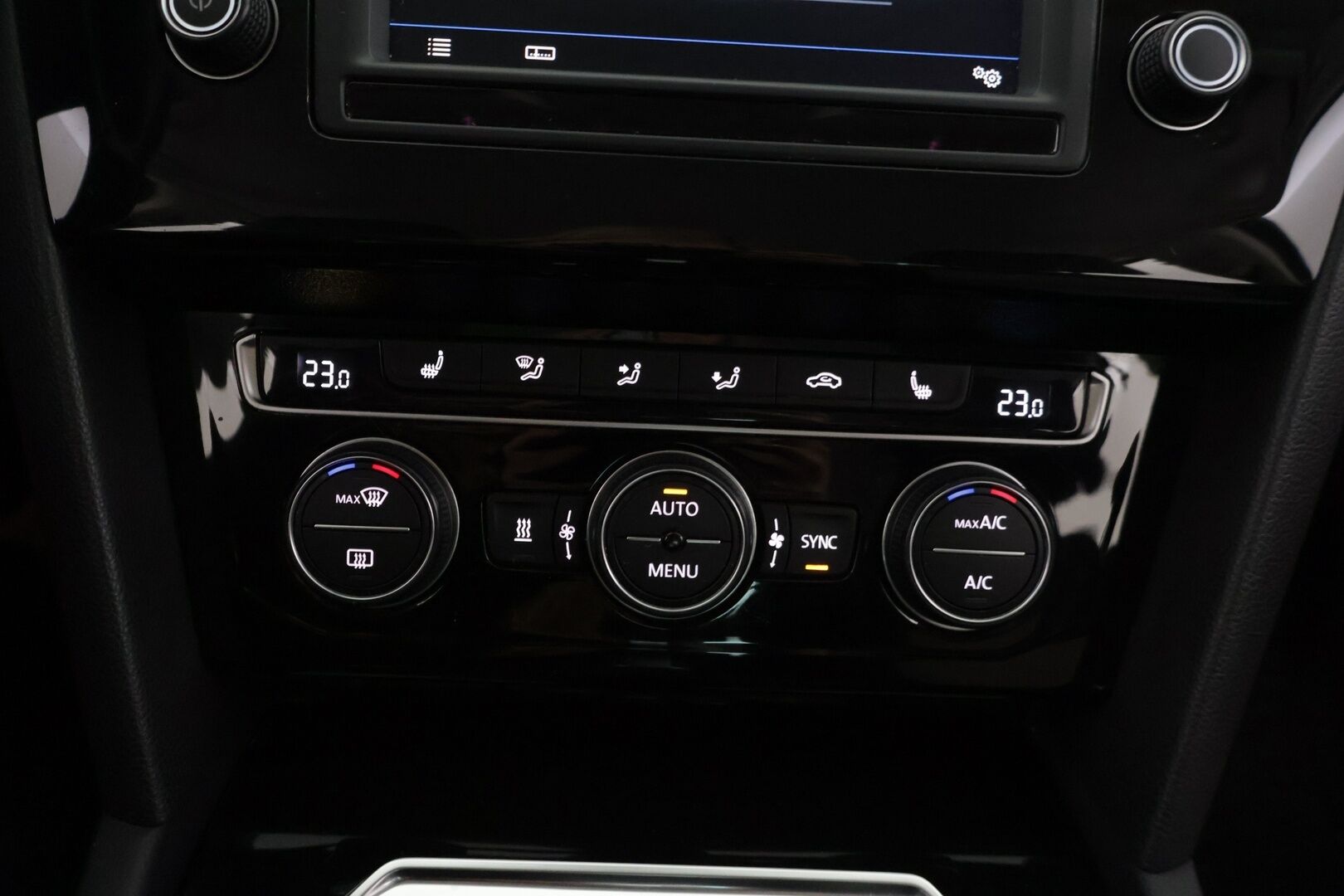 Volkswagen Passat 2017 Sedan Highline 1,8 TSI 132 kW (180 hv) DSG-automaatti ** Webasto / ErgoComfort / ACC / APP-Connect / Blis - *Juuri katsastettu / Kahdet renkaat*