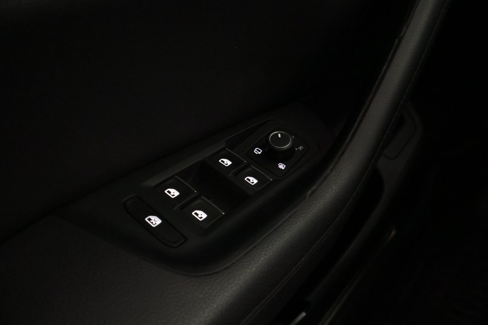 Volkswagen Passat 2017 Sedan Highline 1,8 TSI 132 kW (180 hv) DSG-automaatti ** Webasto / ErgoComfort / ACC / APP-Connect / Blis - ** Juuri katsastettu / Kahdet renkaat ** - HULLUT BLACKWEEK JATKOT - KORKOTARJOUS 2,49%