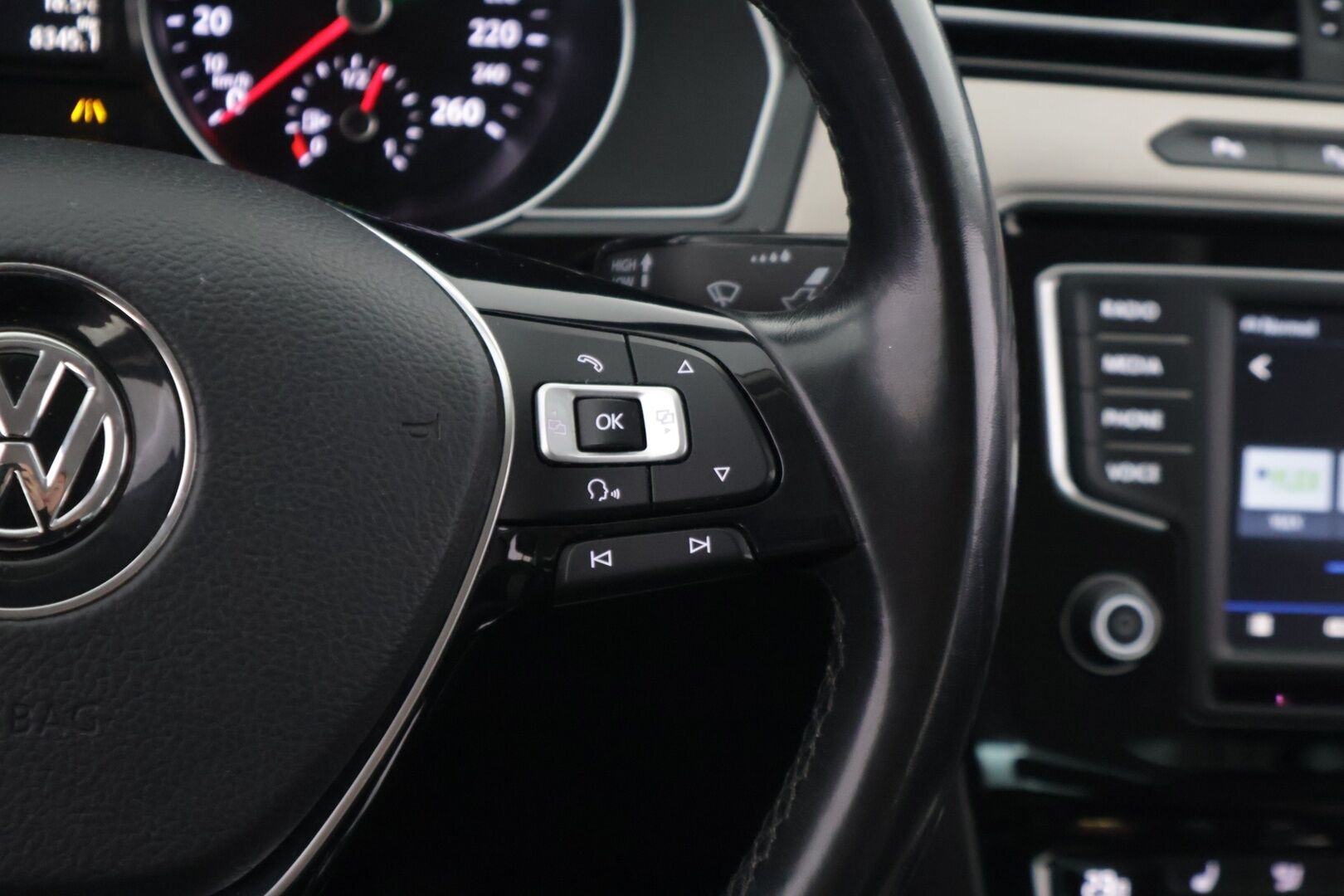 Volkswagen Passat 2017 Sedan Highline 1,8 TSI 132 kW (180 hv) DSG-automaatti ** Webasto / ErgoComfort / ACC / APP-Connect / Blis - ** Juuri katsastettu / Kahdet renkaat **