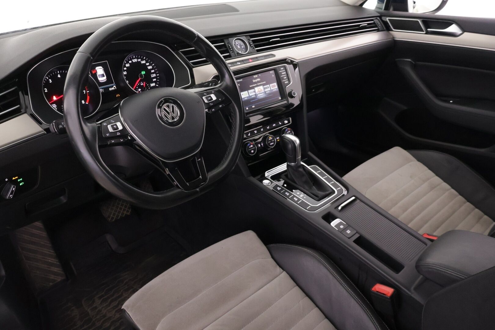 Volkswagen Passat 2017 Sedan Highline 1,8 TSI 132 kW (180 hv) DSG-automaatti ** Webasto / ErgoComfort / ACC / APP-Connect / Blis - ** Juuri katsastettu / Kahdet renkaat **