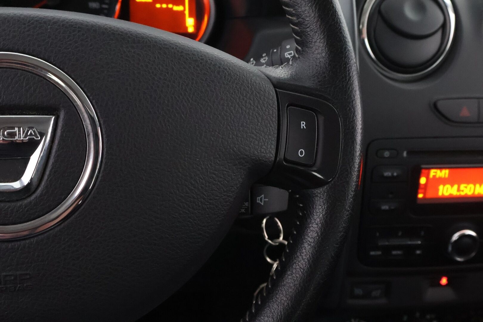 Dacia Duster 2016 TCe 125 S&S 4x4 Laureate * Suomiauto / Vetokoukku / Vakkari / Ketju vaihdettu / Lohkolämmitin!