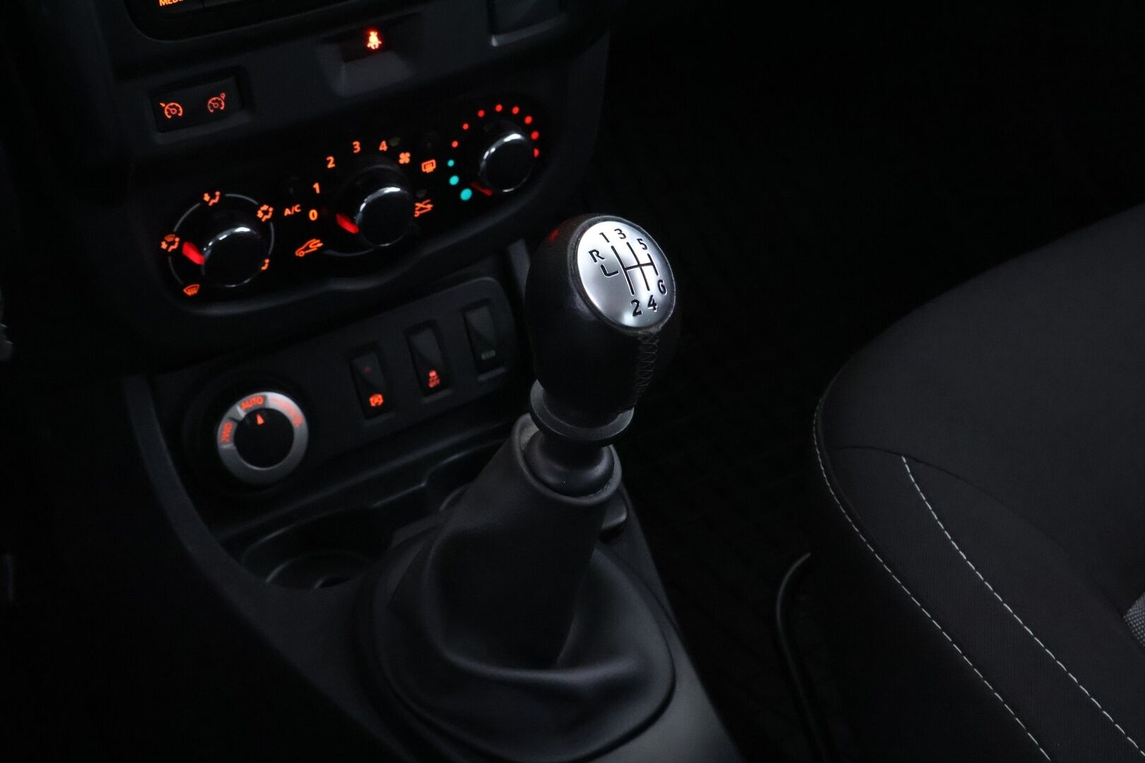 Dacia Duster 2016 TCe 125 S&S 4x4 Laureate * Suomiauto / Vetokoukku / Vakkari / Ketju vaihdettu / Lohkolämmitin!