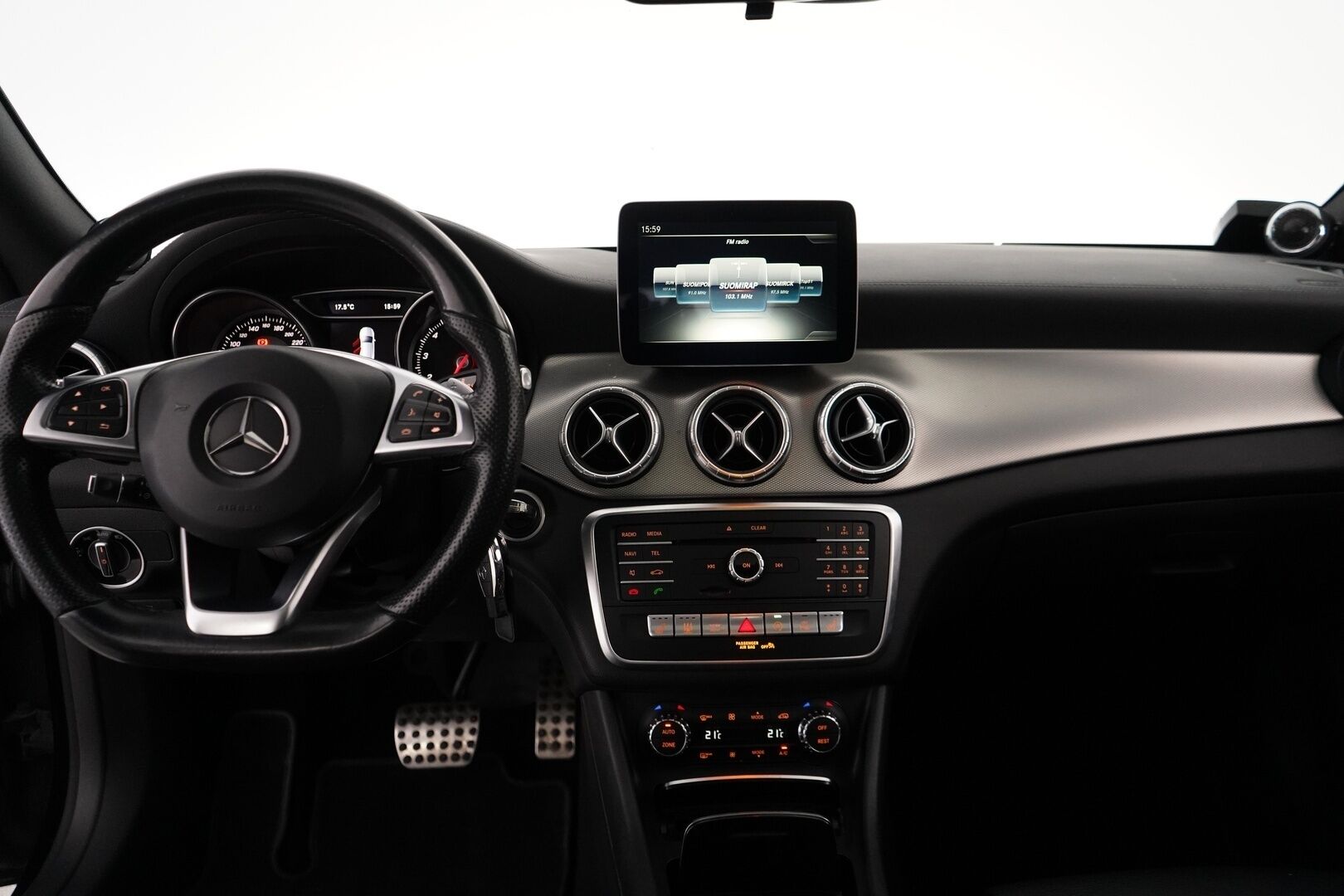 Mercedes-Benz CLA 2017 250 4Matic A Shooting Brake Business AMG *Panorama / Webasto  / Äänentoisto / Nahat / Muistipenkit / Kamera* - Säntilliset huollot / Kahdet renkaat AMG vantein