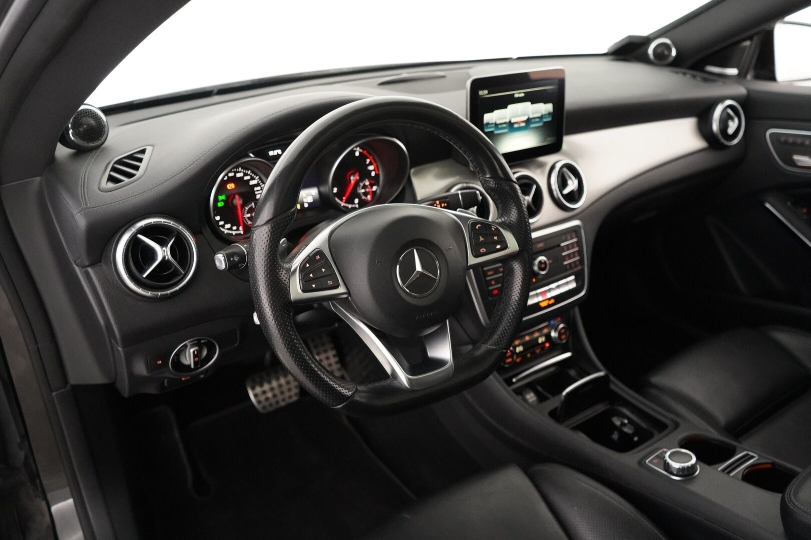 Mercedes-Benz CLA 2017 250 4Matic A Shooting Brake Business AMG *Panorama / Webasto  / Äänentoisto / Nahat / Muistipenkit / Kamera* - Säntilliset huollot / Kahdet renkaat AMG vantein
