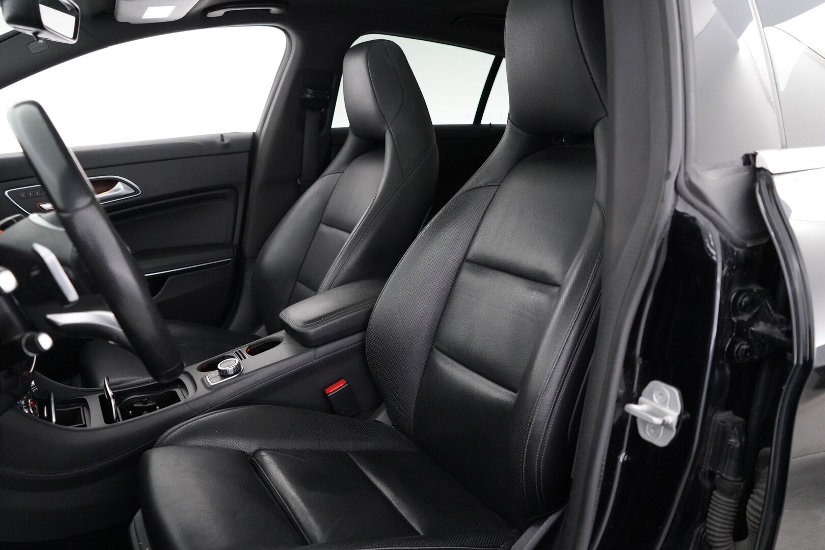 Mercedes-Benz CLA 2016 250 4Matic A Shooting Brake Business AMG *Panorama / Webasto  / Äänentoisto / Nahat / Muistipenkit / Kamera* - Säntilliset huollot / Kahdet renkaat AMG vantein