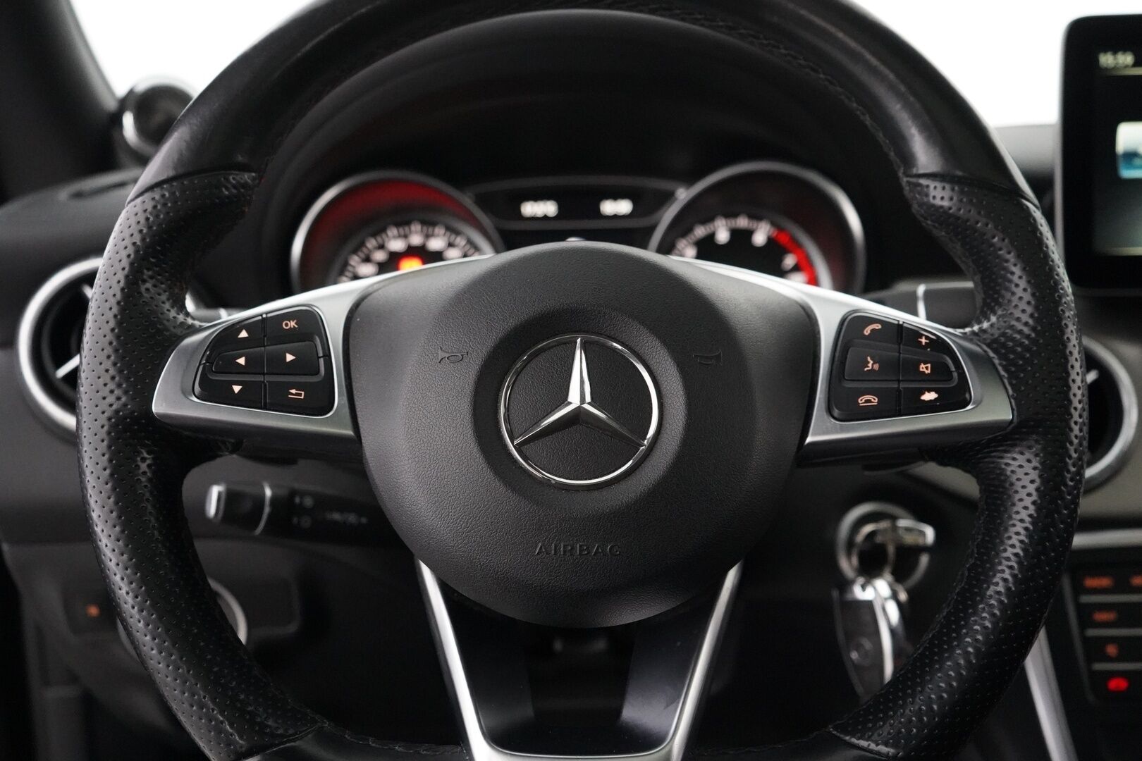 Mercedes-Benz CLA 2017 250 4Matic A Shooting Brake Business AMG *Panorama / Webasto  / Äänentoisto / Nahat / Muistipenkit / Kamera* - Säntilliset huollot / Kahdet renkaat AMG vantein