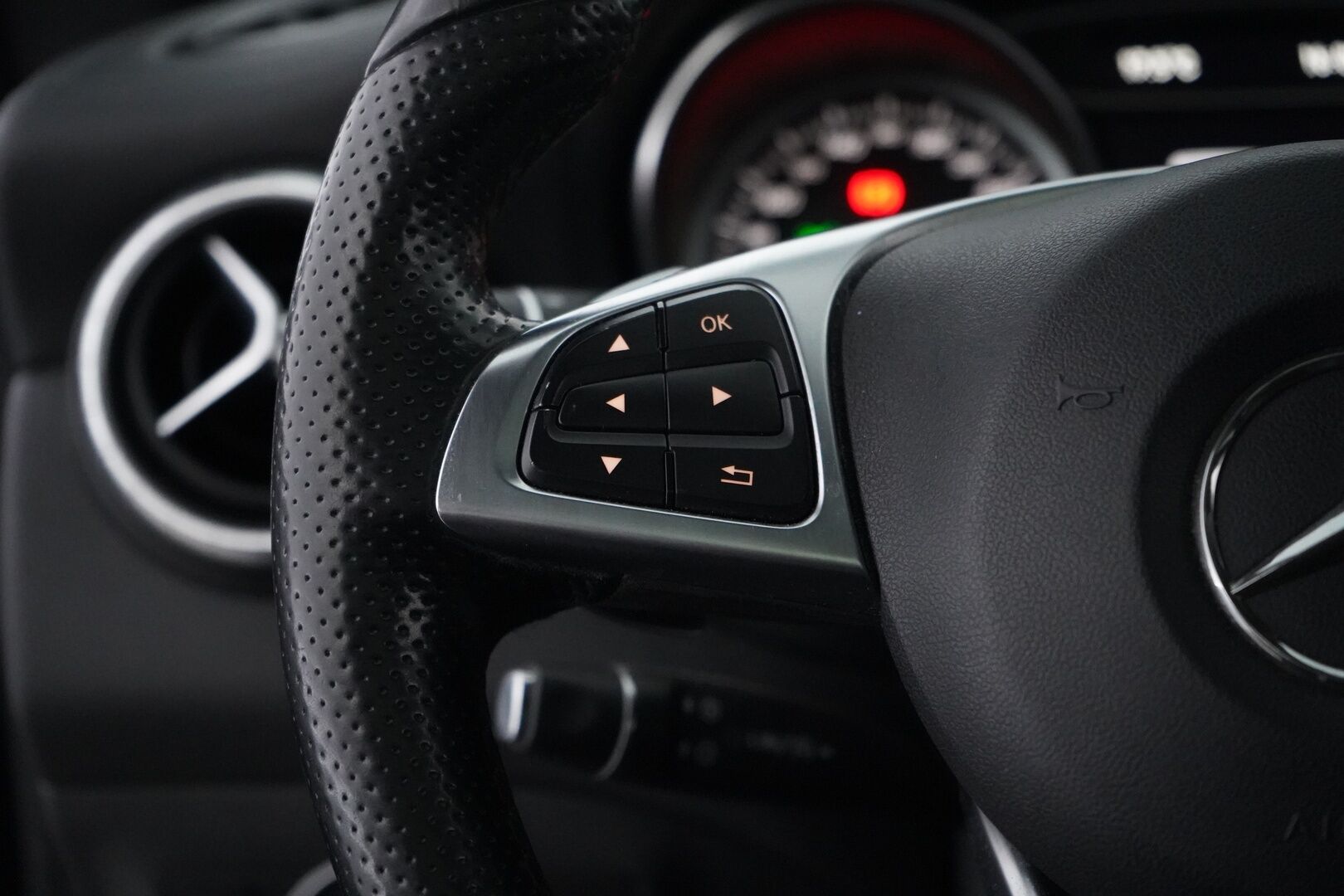 Mercedes-Benz CLA 2016 250 4Matic A Shooting Brake Business AMG *Panorama / Webasto  / Äänentoisto / Nahat / Muistipenkit / Kamera* - Säntilliset huollot / Kahdet renkaat AMG vantein