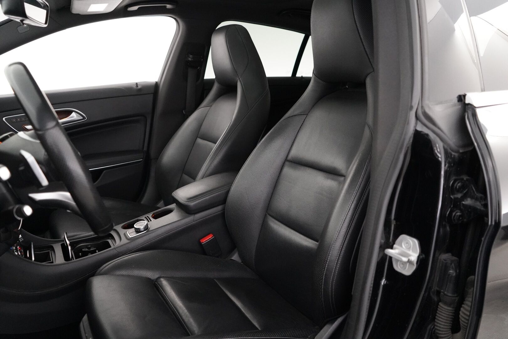 Mercedes-Benz CLA 2016 250 4Matic A Shooting Brake Business AMG *Panorama / Webasto  / Äänentoisto / Nahat / Muistipenkit / Kamera* - Säntilliset huollot / Kahdet renkaat AMG vantein