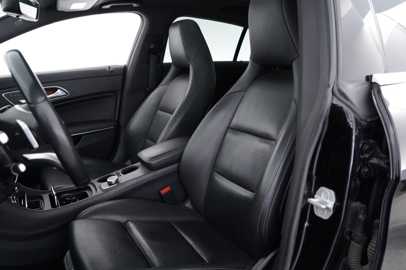 Mercedes-Benz CLA 2016 250 4Matic A Shooting Brake Business AMG *Panorama / Webasto  / Äänentoisto / Nahat / Muistipenkit / Kamera* - Säntilliset huollot / Kahdet renkaat AMG vantein