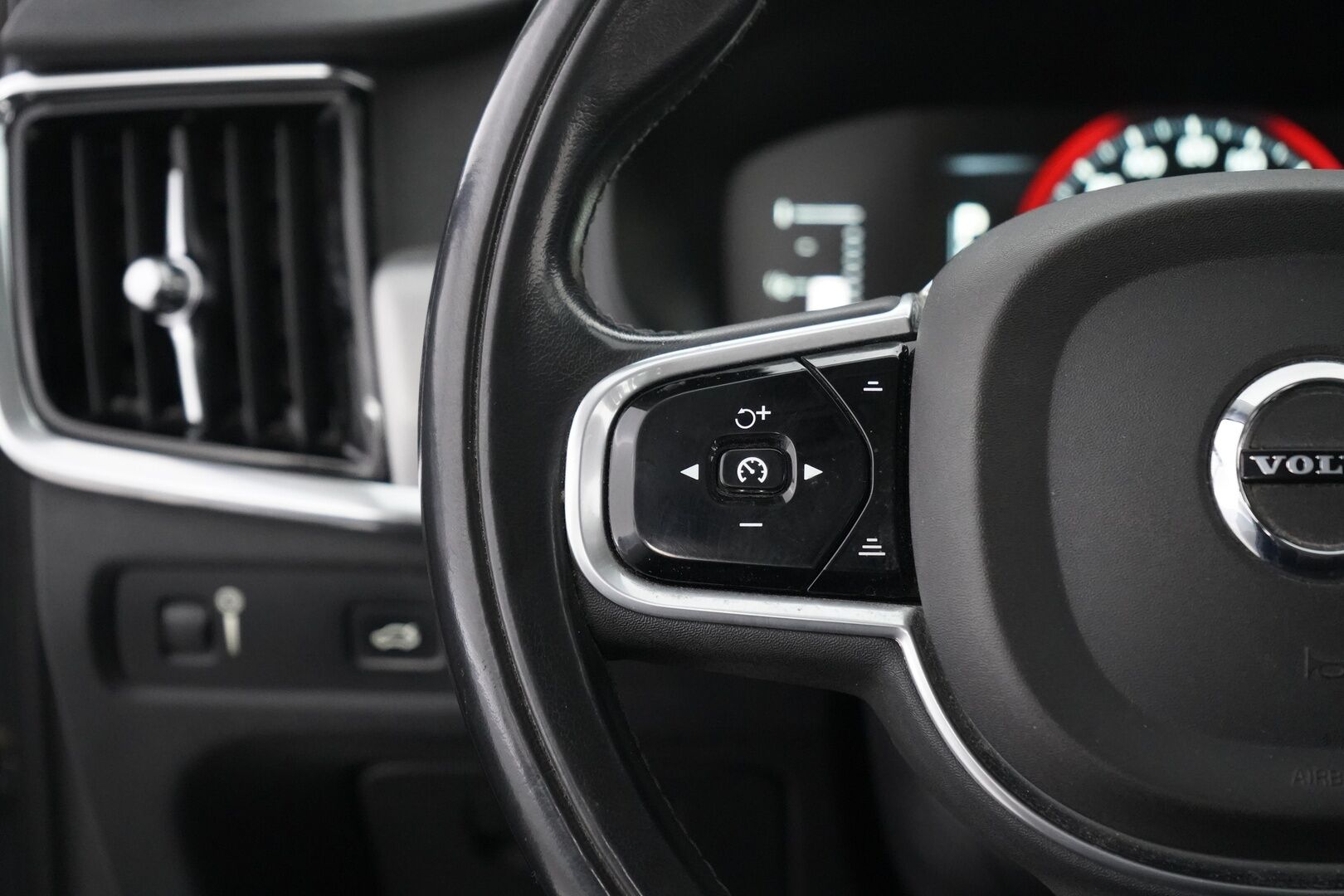 Volvo S90 2017 D3 Momentum aut - | ACC | Webasto | Koukku | Nahkasisusta | Pilot assist | Keyless | Suomi-auto | Kahdet renkaat | Hyvin huollettu / EI Adblue |
