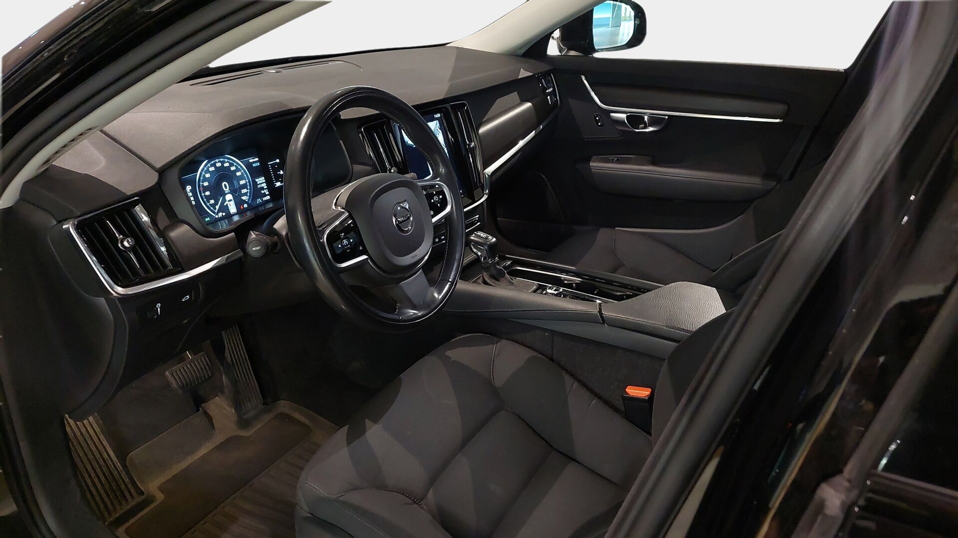 Volvo V90 Cross Country 2017 D4 AWD Business aut *Webasto / ACC / 360-kamera / Pilot assist / Navi / Suomi-auto* - Siistikuntoinen Suomi-auto / 2x renkaat ja vanteet