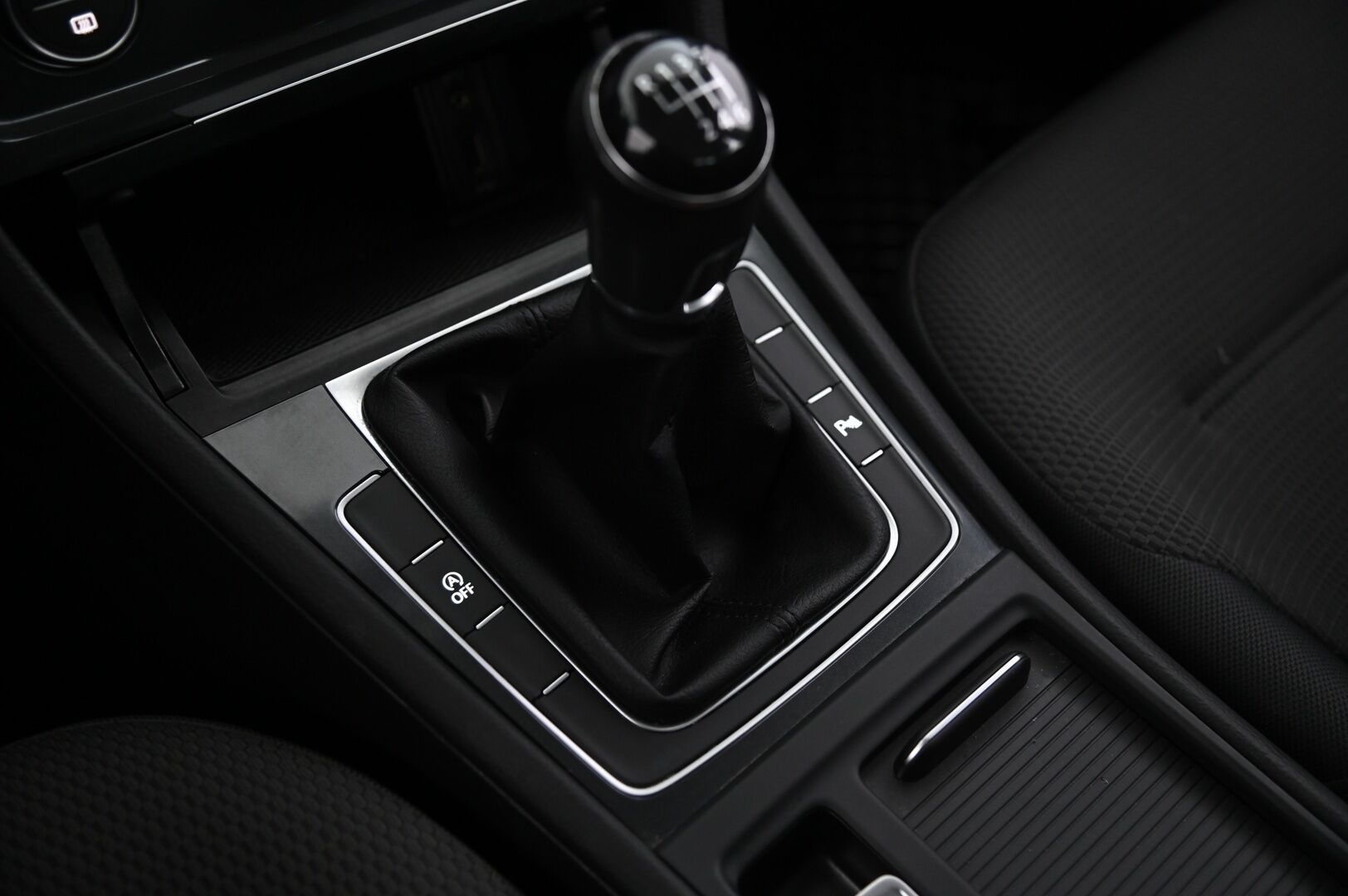 Volkswagen Golf 2017 Comfortline 1,0 TSI 81 kW * ACC / P.kamera / Vetokoukku / Lohkolämmitin * - Kahdet alumiinivanteet / Suomi-auto - HULLUT AVAJAISHULINAT KORKOTARJOUS 3,29 %