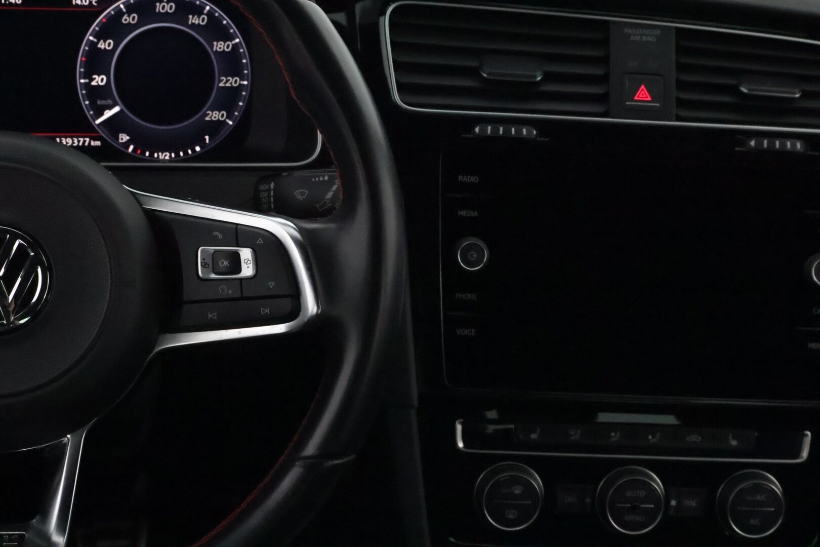 Volkswagen Golf 2017 GTI 2,0 TSI 169 kW (230 hv) * 1OM Suomiauto / DynAudio / Adapt.Vakkari / Peruutuskamera / Merkkihuollot / Digimittari - Juuri tullut Tampereelle! - HULLUT AVAJAISHULINAT KORKOTARJOUS 3,29 %