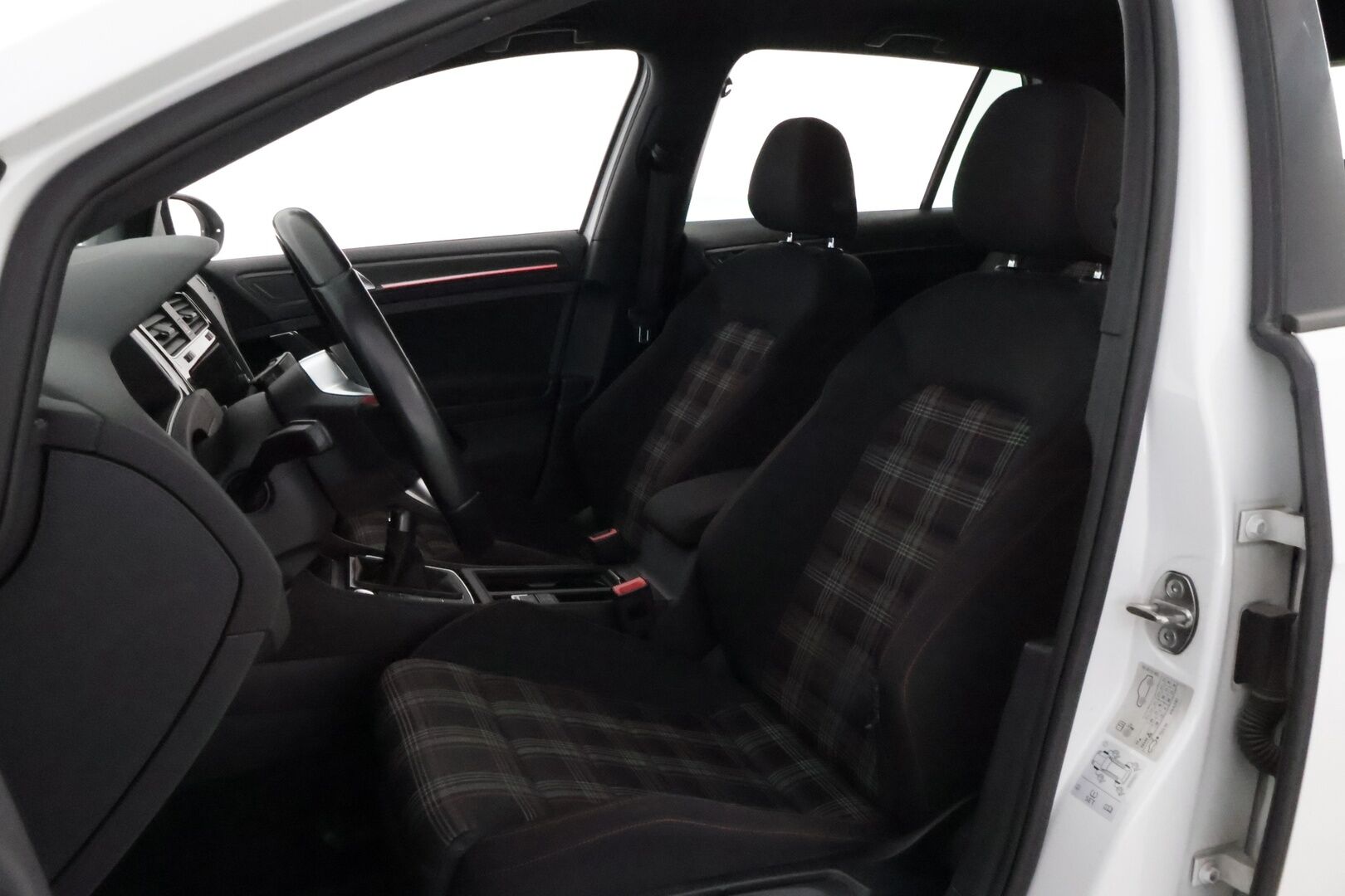 Volkswagen Golf 2017 GTI 2,0 TSI 169 kW (230 hv) * 1OM Suomiauto / DynAudio / Adapt.Vakkari / Peruutuskamera / Merkkihuollot / Digimittari - Juuri tullut Tampereelle! - HULLUT AVAJAISHULINAT KORKOTARJOUS 3,29 %