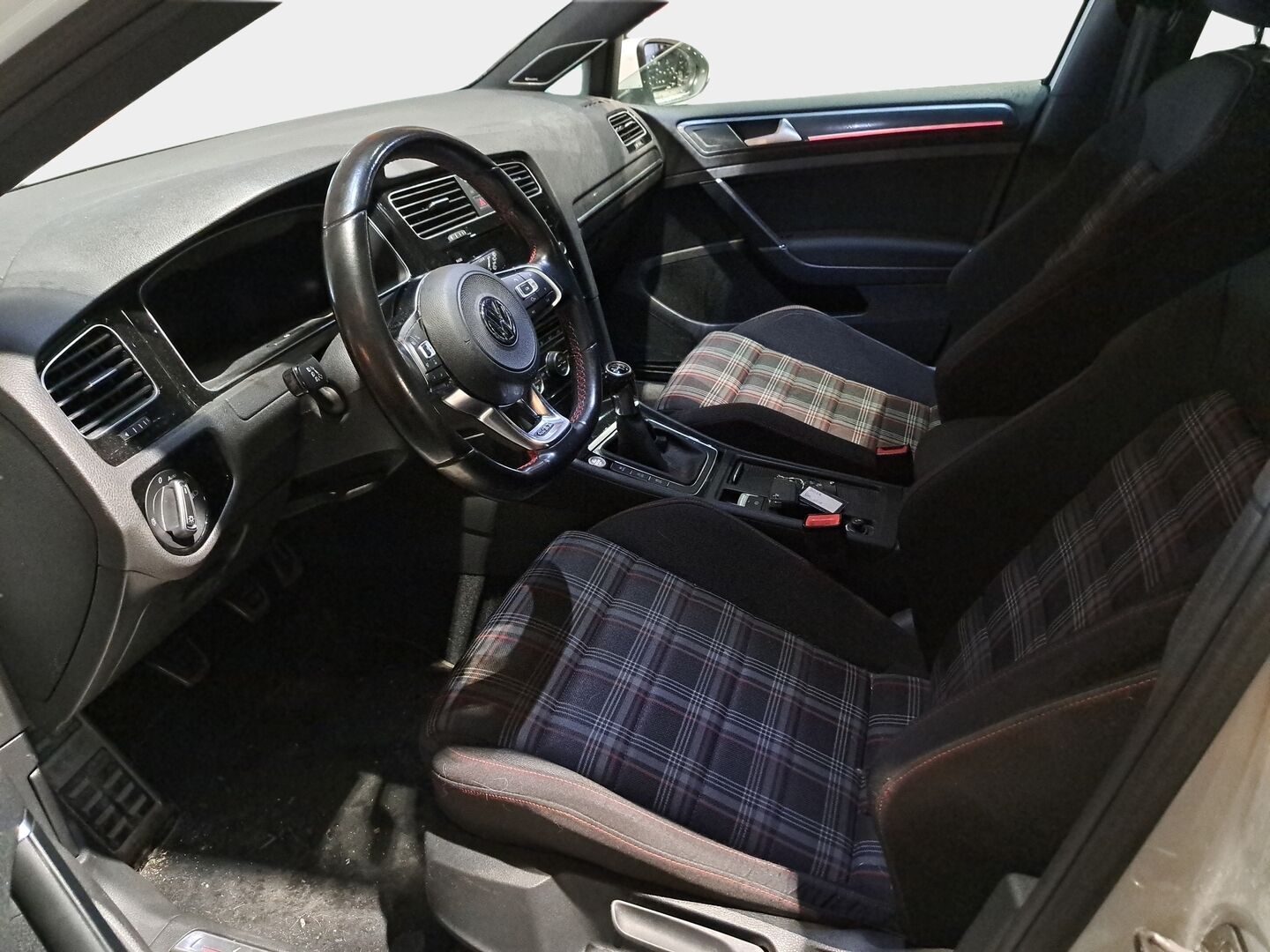 Volkswagen Golf 2017 GTI 2,0 TSI 169 kW (230 hv) * 1OM Suomiauto / DynAudio / Adapt.Vakkari / Peruutuskamera / Merkkihuollot / Digimittari - Juuri tullut Tampereelle!