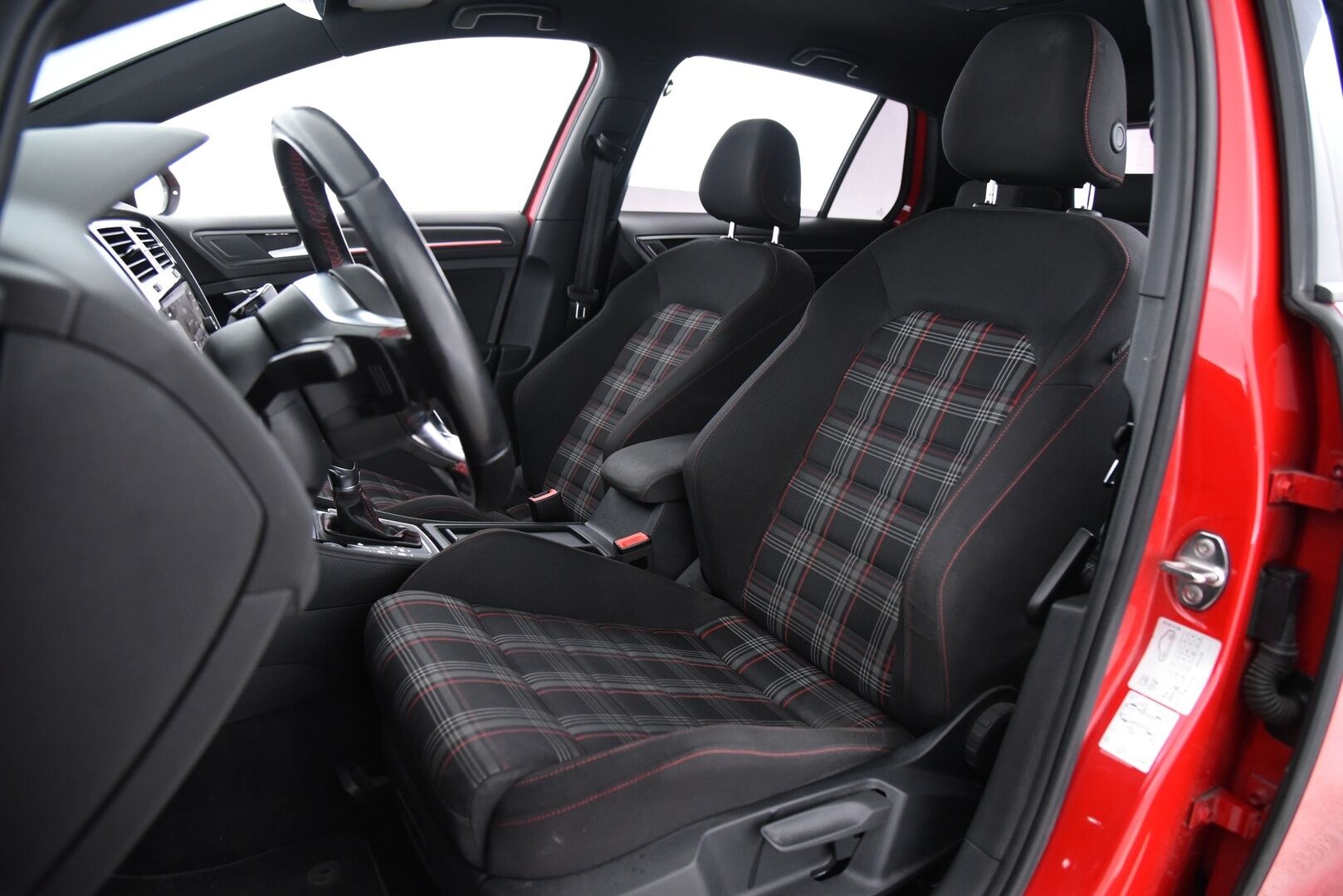 Volkswagen Golf 2017 GTI 2,0 TSI 169 kW (230 hv) DSG-aut / Adapt.vakkari / P.kamera / LED / Digimittaristo / Lohkolämmitin - Hieno Suomi-auto / Apple & Android / Tutkat / Juuri huollettu ja katsastettu !